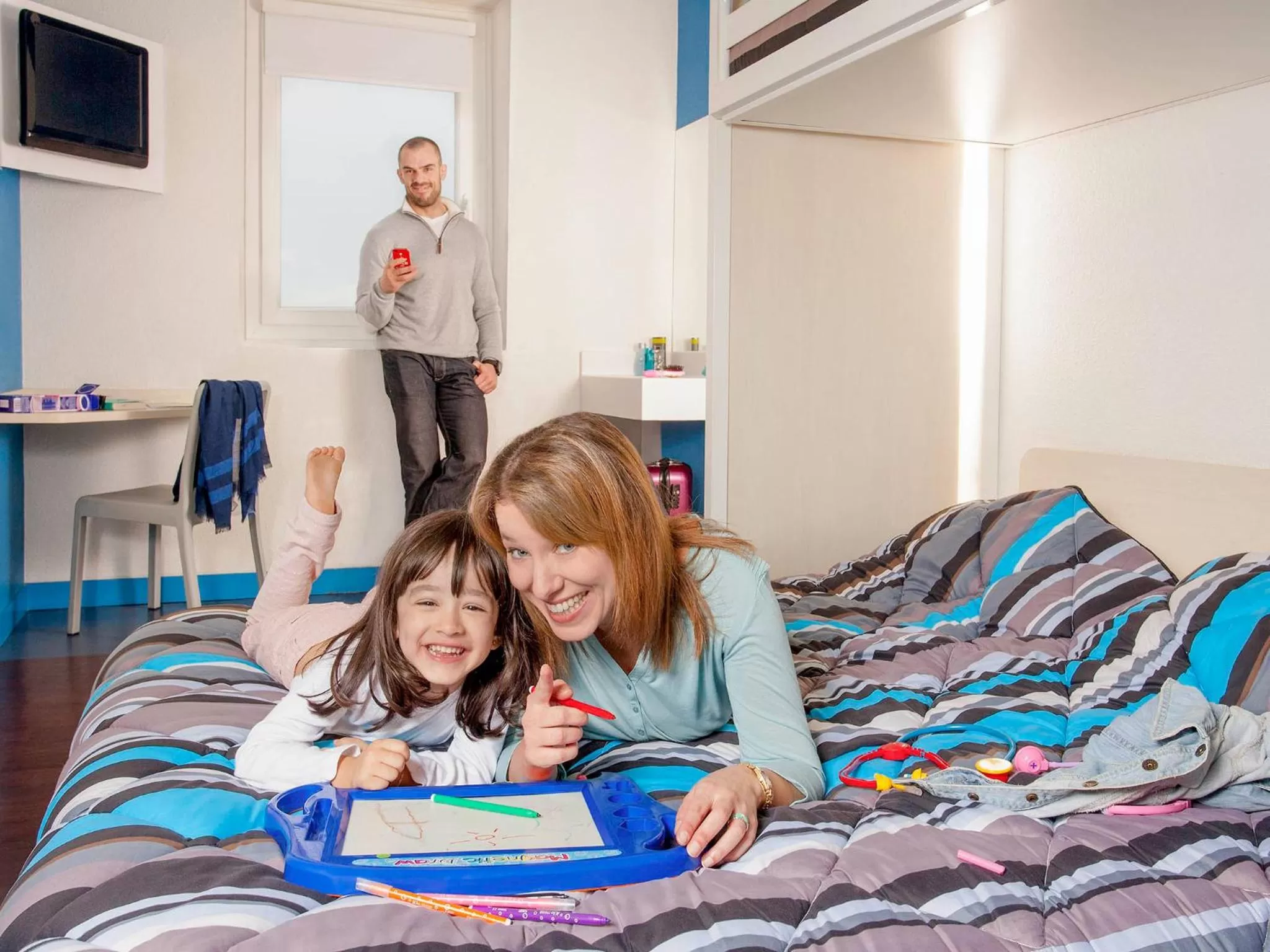 Photo of the whole room, Bed in Unisotel Sens Nord EX F1