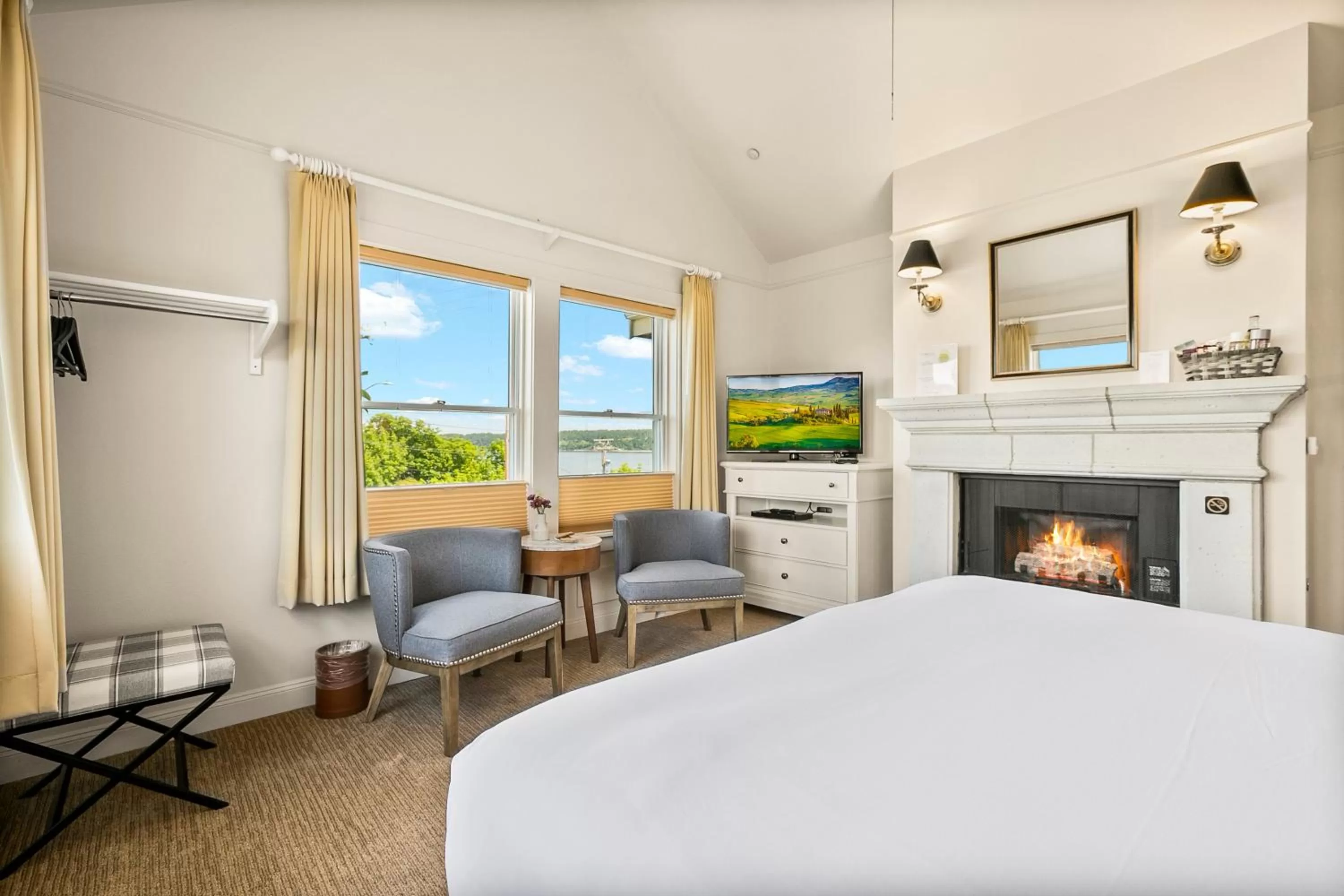 Photo of the whole room in Saratoga Inn