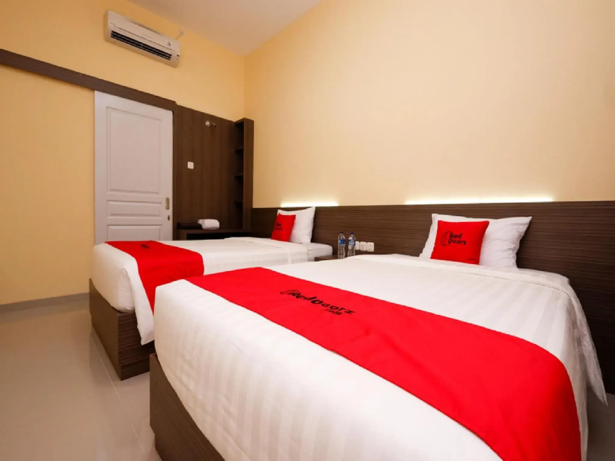 Twin Room in RedDoorz Plus near Paragon Mall Semarang Twin Room in RedDoorz Plus near Paragon Mall Semarang