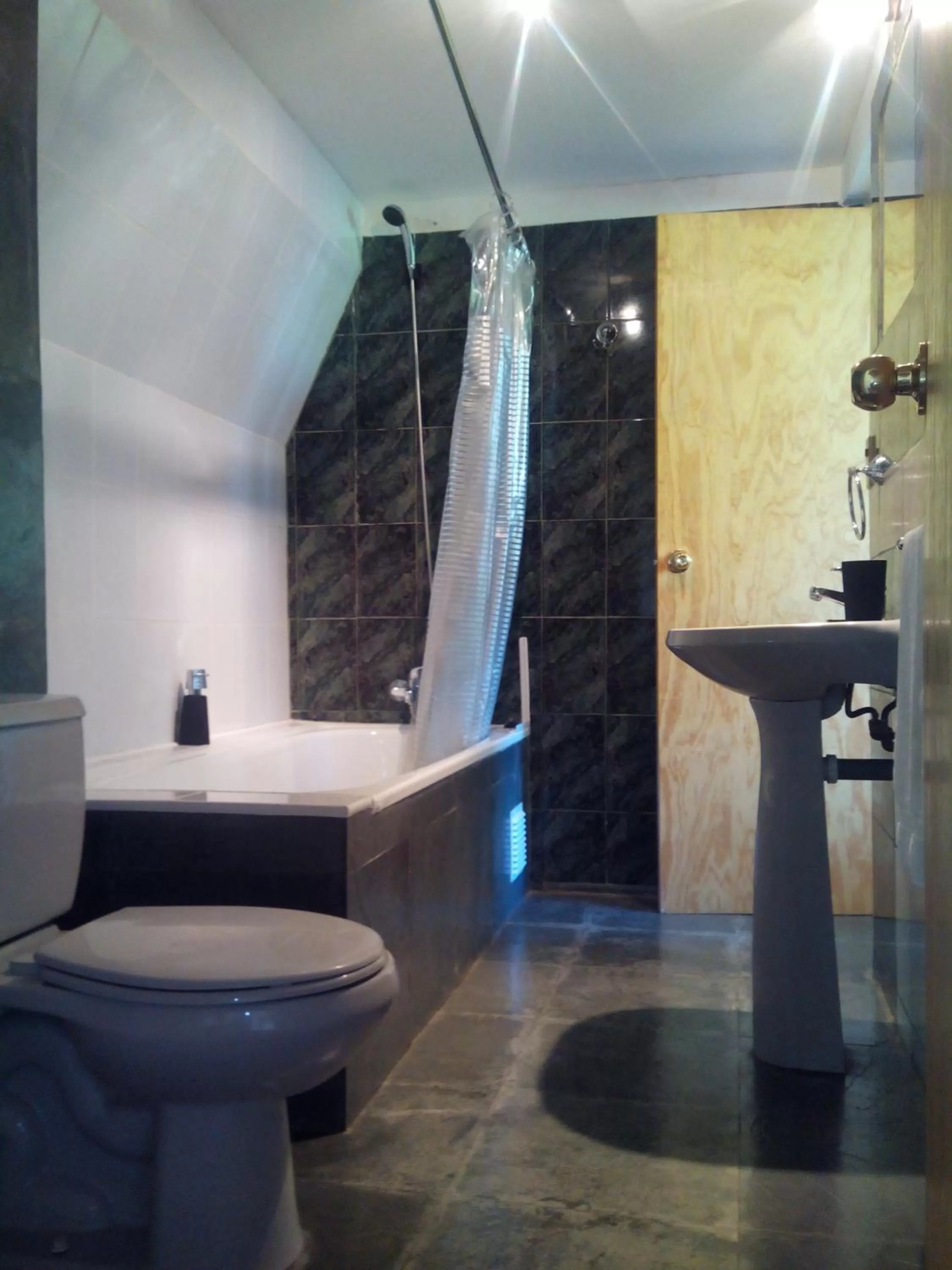 Shower, Bathroom in Omi Kika B&B