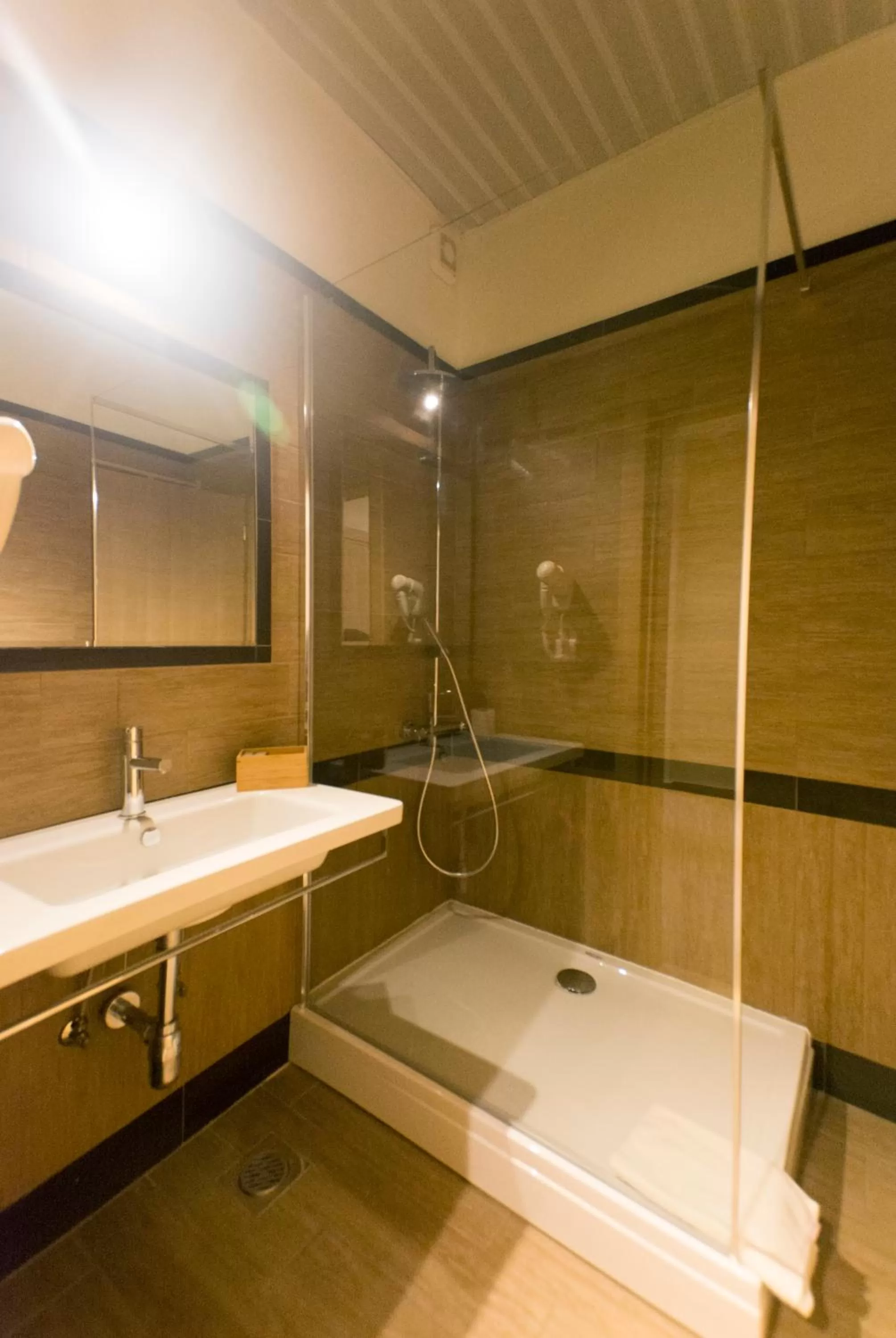 Shower in Hotel Lirak