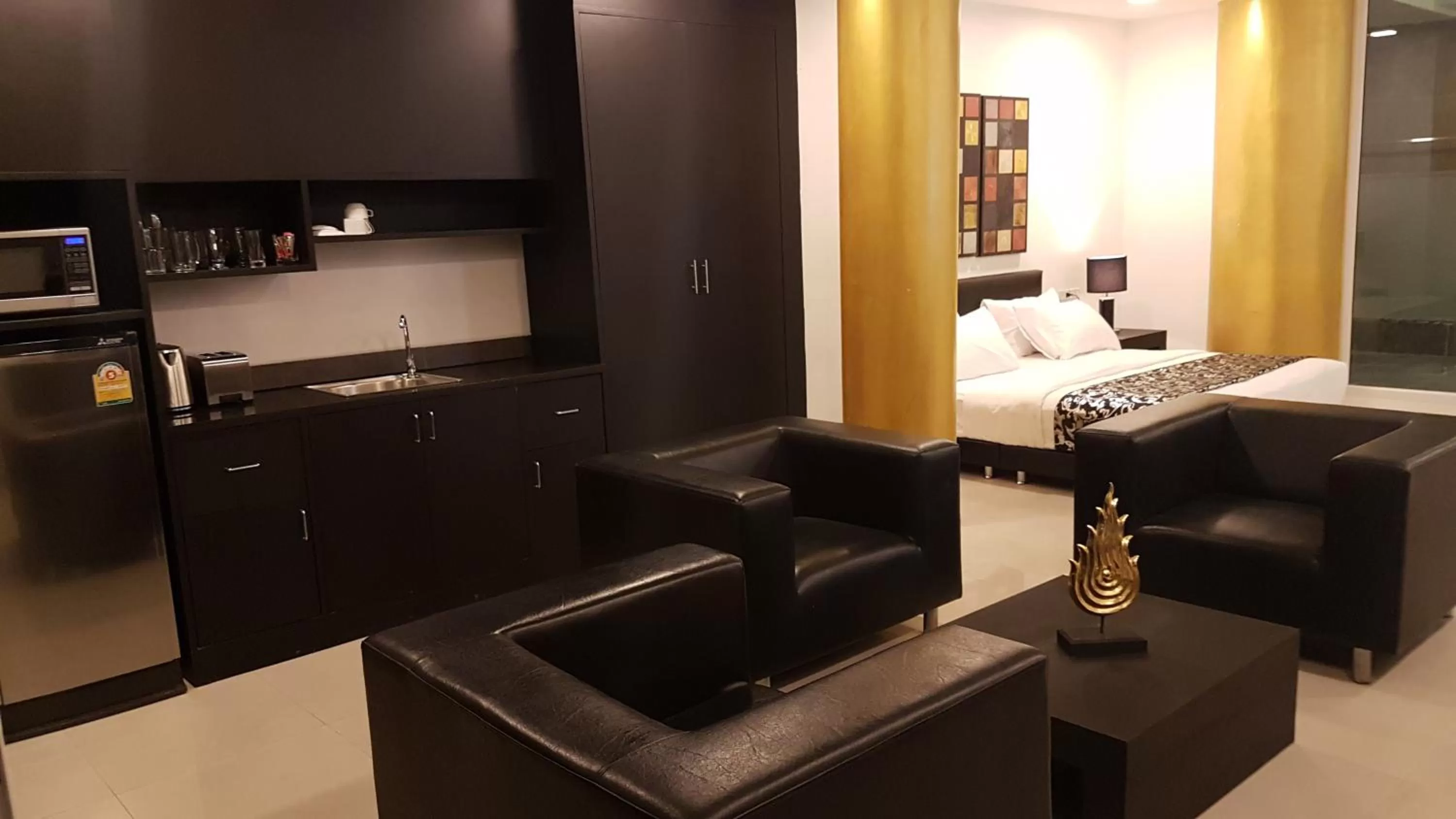 Photo of the whole room, Bed in East Suites