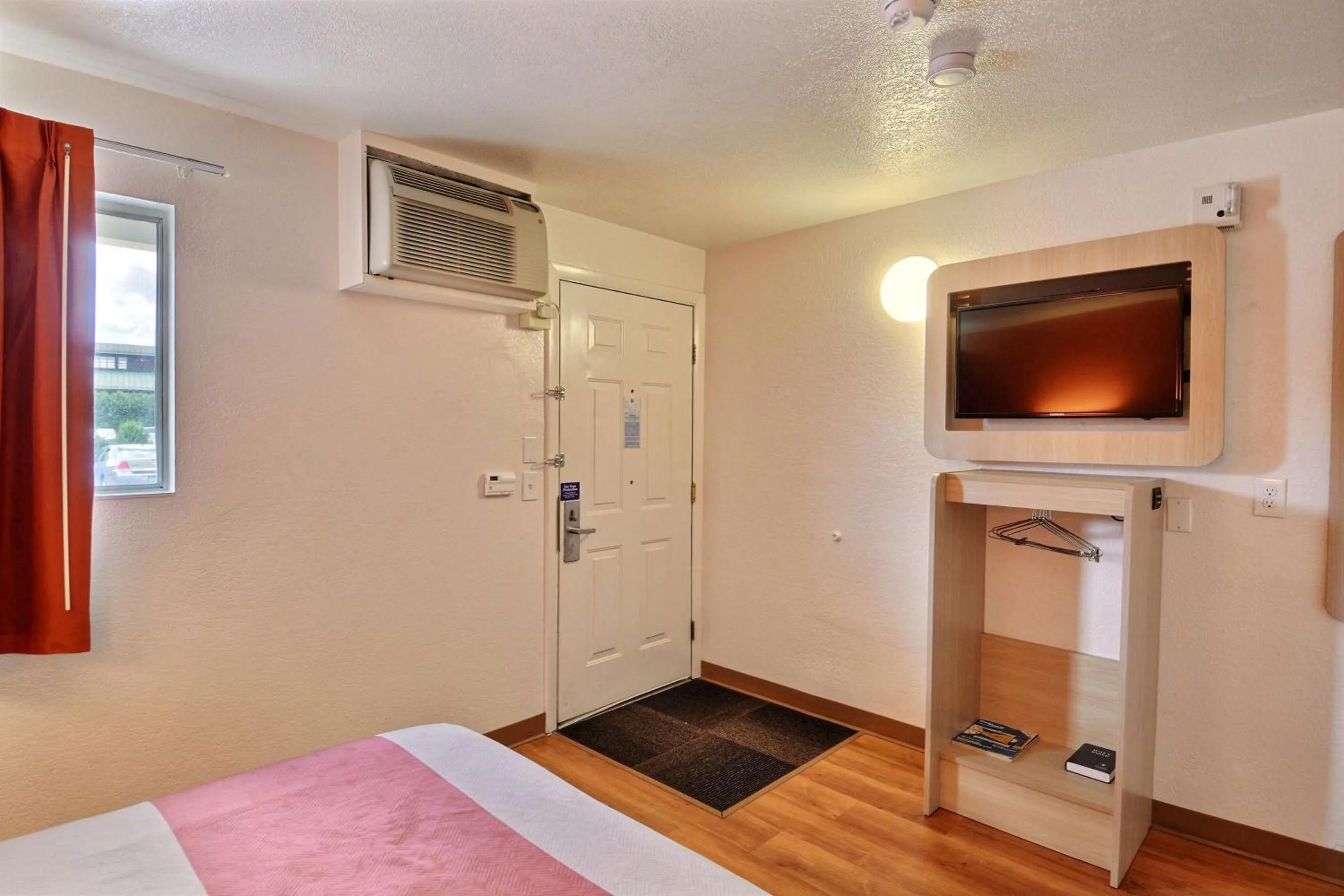 Photo of the whole room, Bed in Travelodge by Wyndham Brattleboro VT