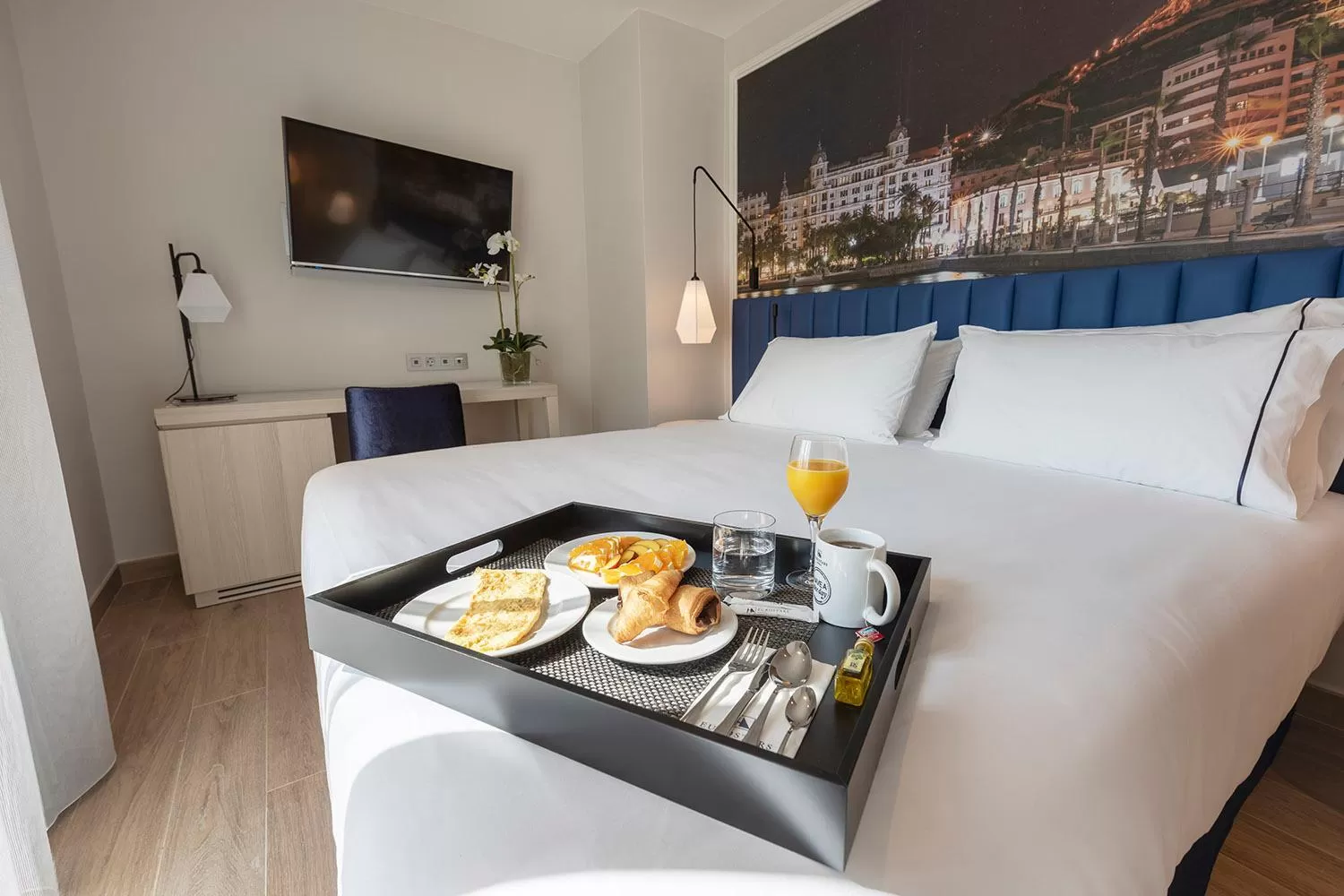 Bed in Eurostars Mediterranea Plaza