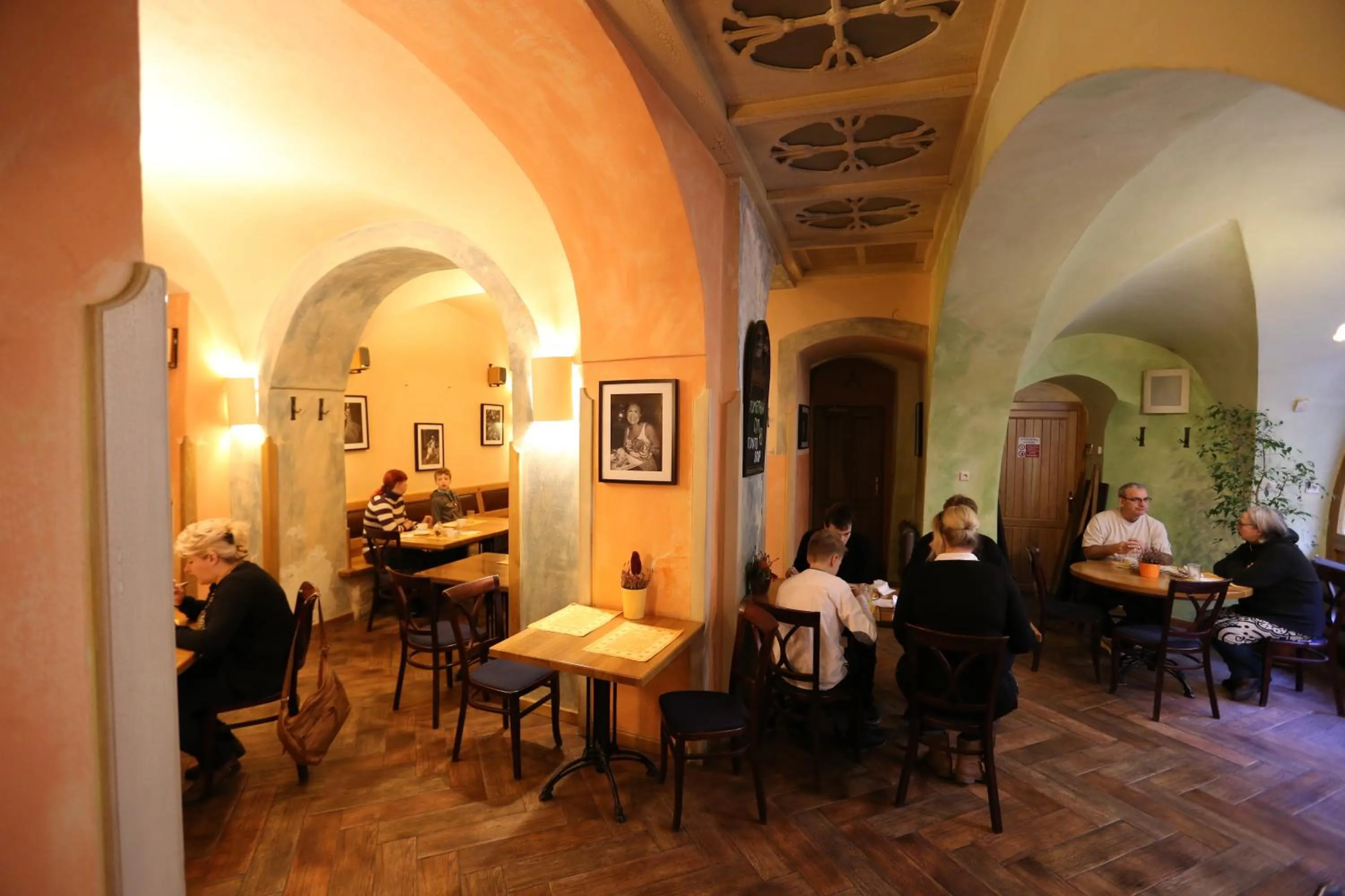 Restaurant/places to eat in Hotel King George