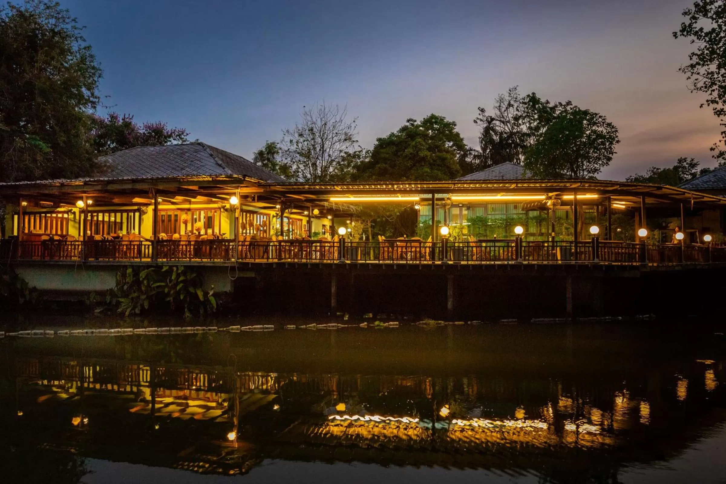 Restaurant/places to eat in Maikaew Damnoen Resort