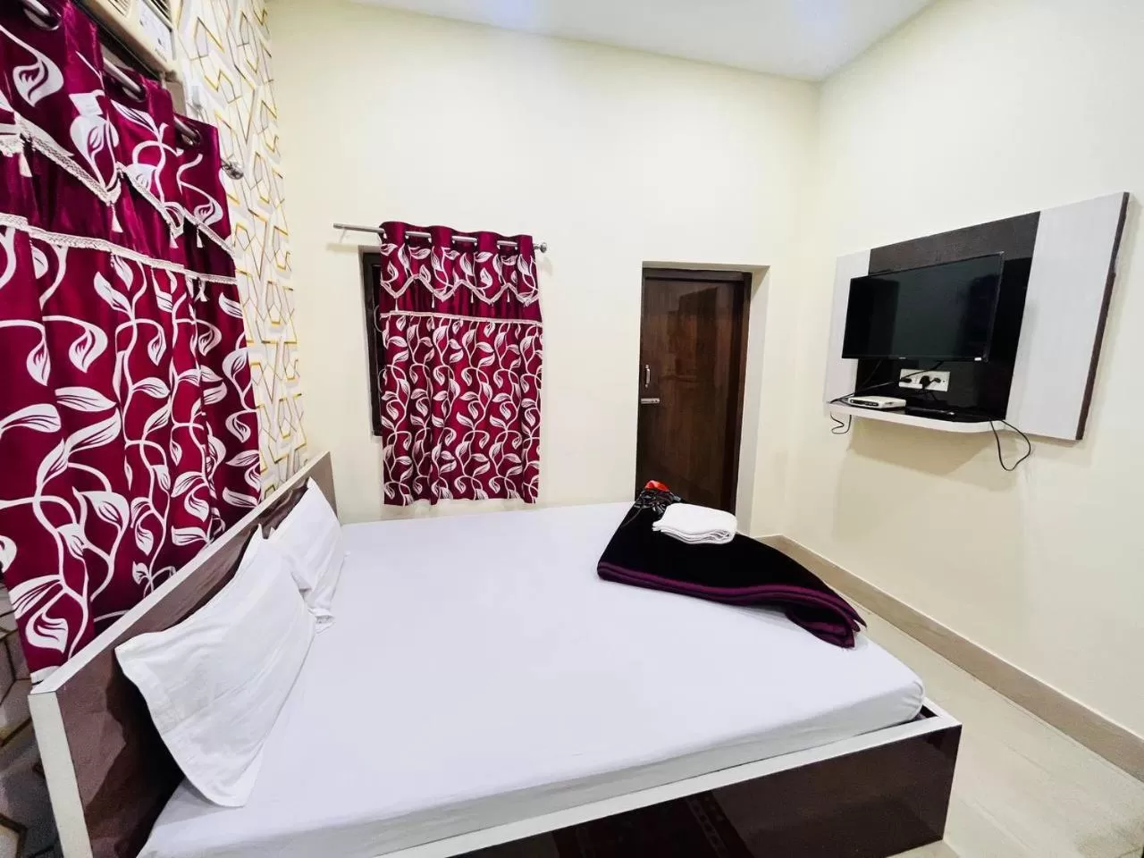 Communal lounge/ TV room, Bed in Hotel Airlines