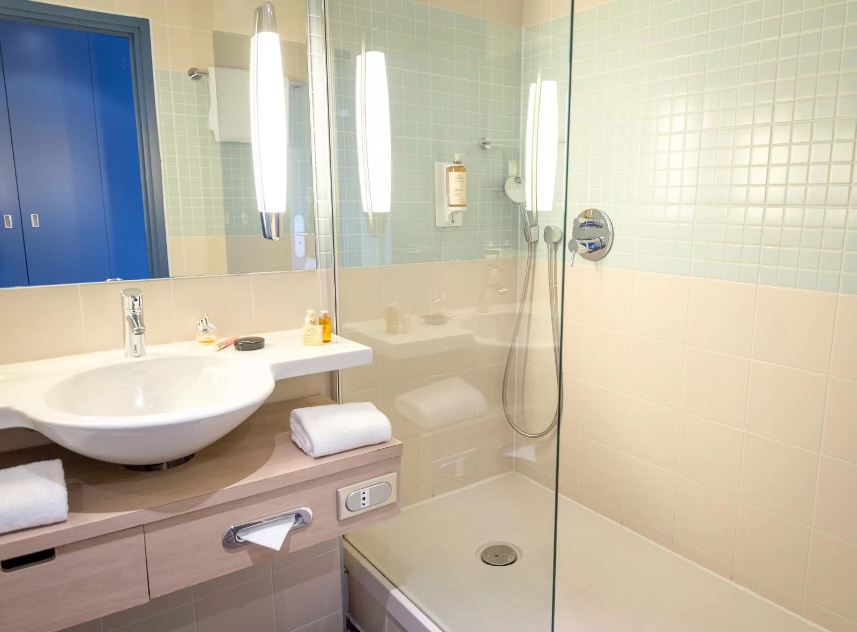 Shower in Mercure Chantilly Resort & Conventions