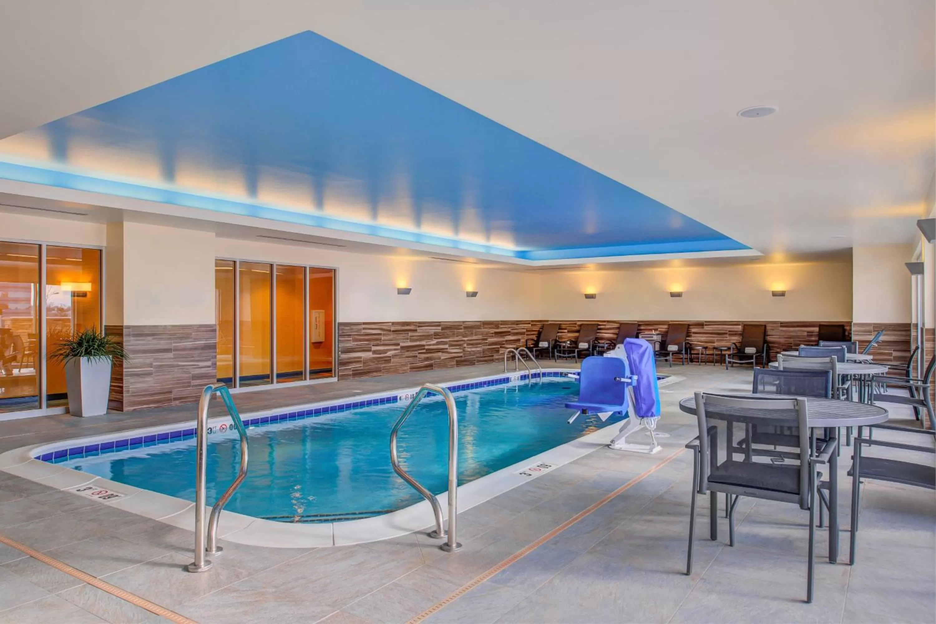 Swimming pool in Fairfield Inn & Suites by Marriott St. Louis Westport