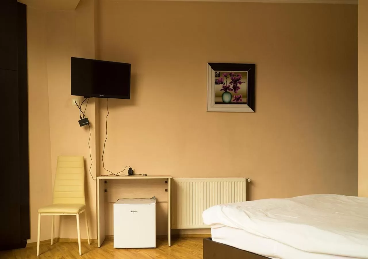 TV/Entertainment Center in Shatell