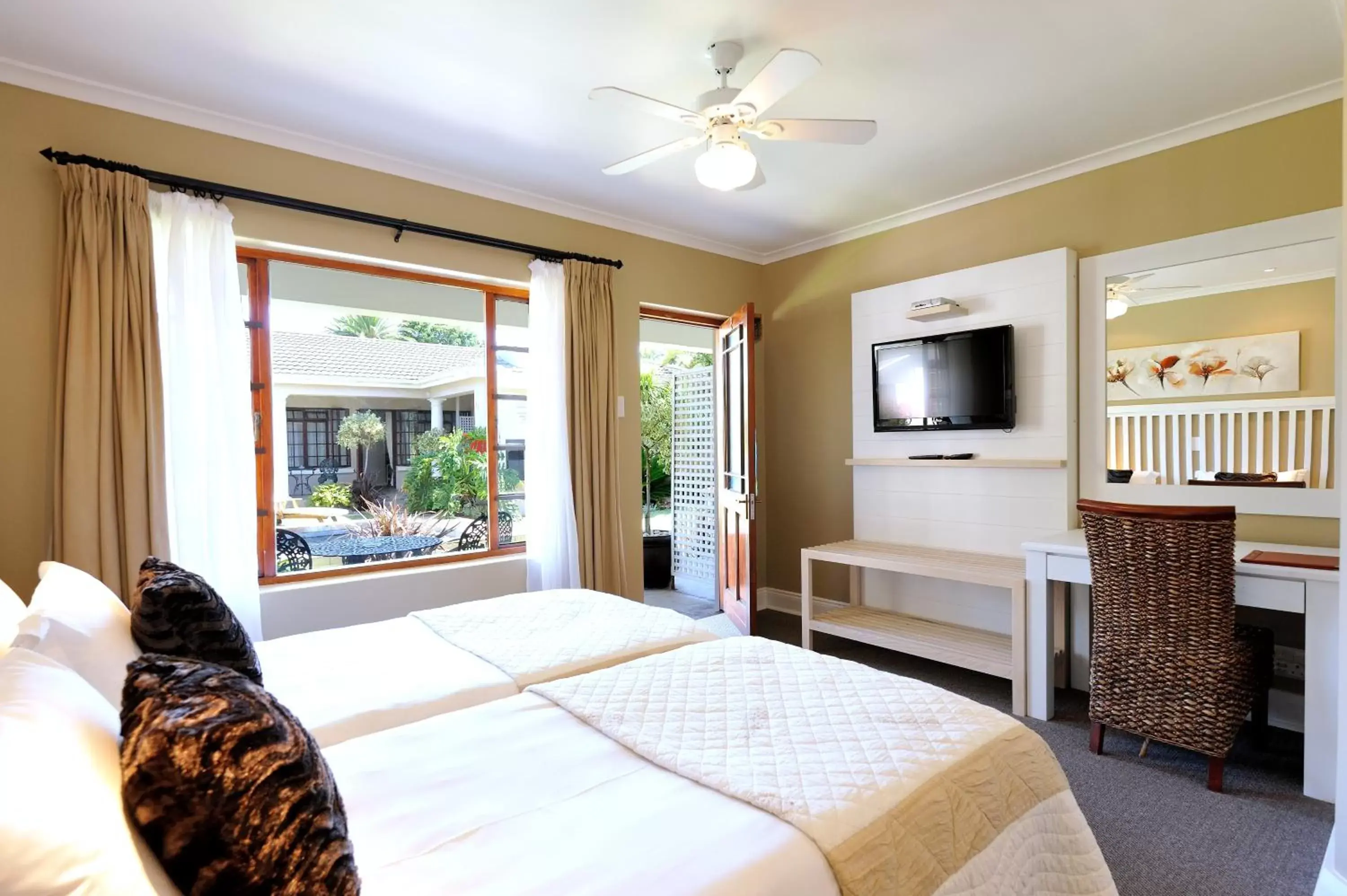 Twin Room in Beachwalk Bed and Breakfast - #Solar Energy #No Loadshedding Twin Room in Beachwalk Bed and Breakfast - #Solar Energy #No Loadshedding