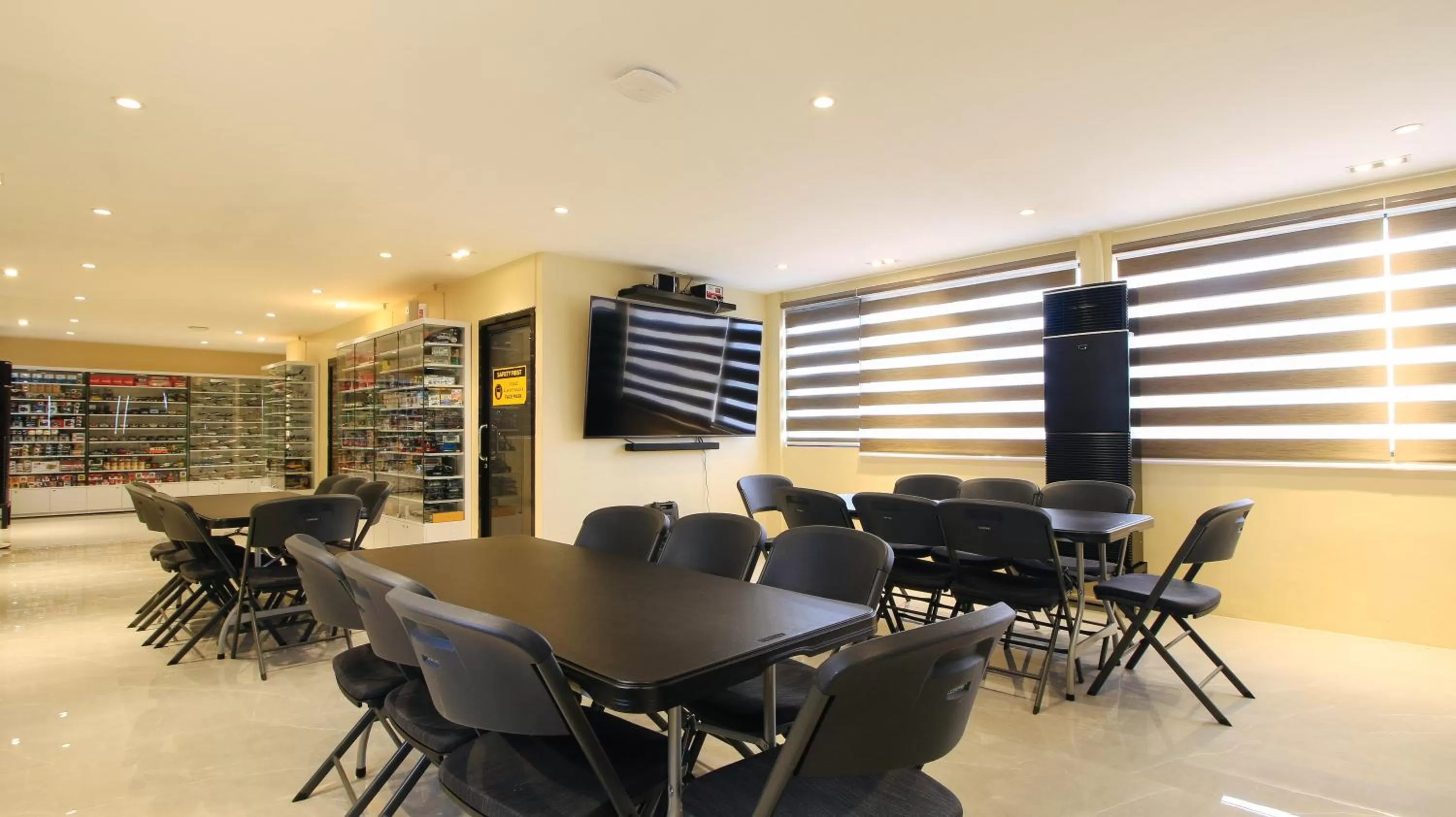 Business facilities in RedDoorz at Hotel Rosemarie