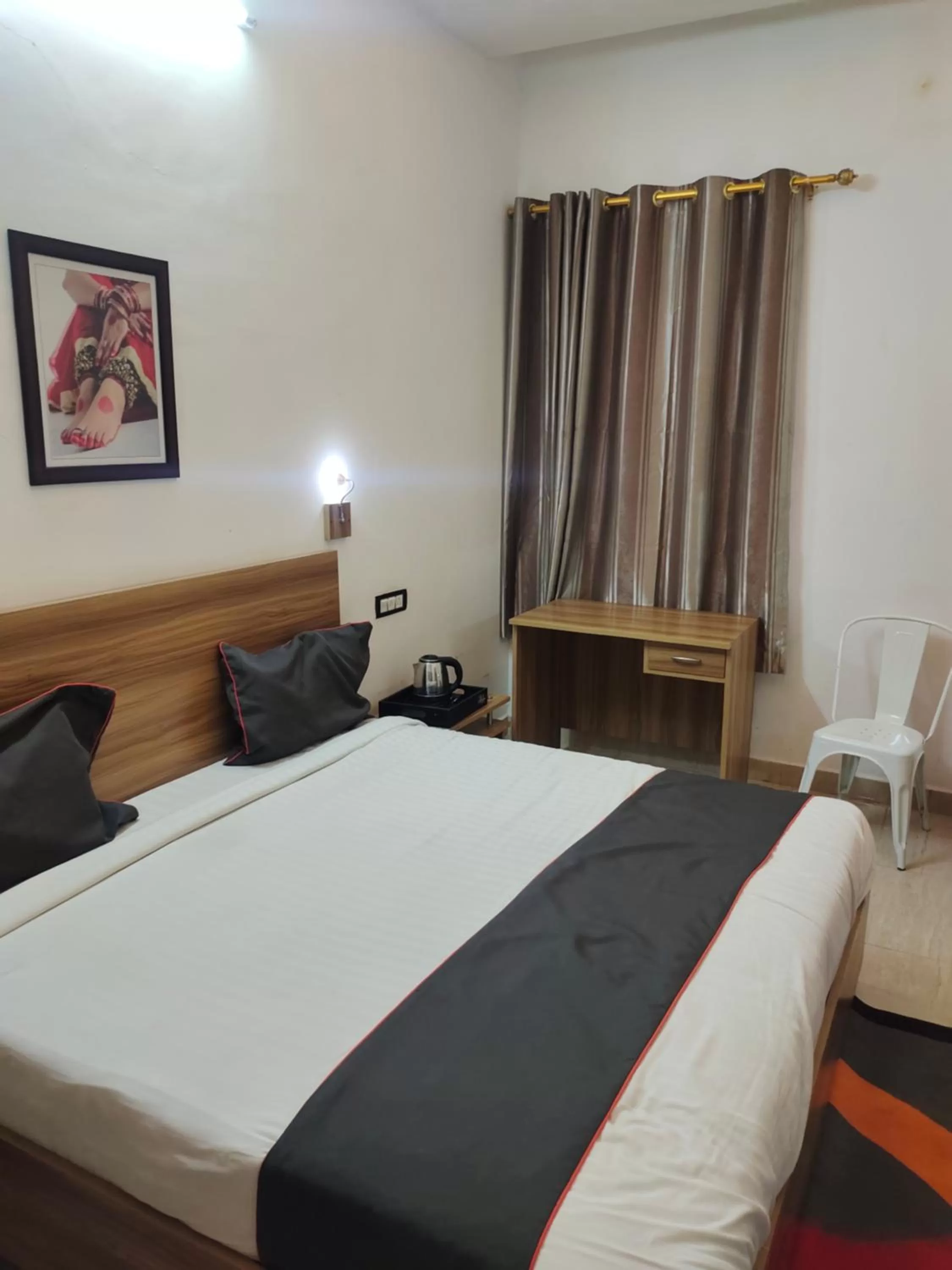Gulnaar Inn Near US Counsulate Sankar nethralaya Apollo Hospital