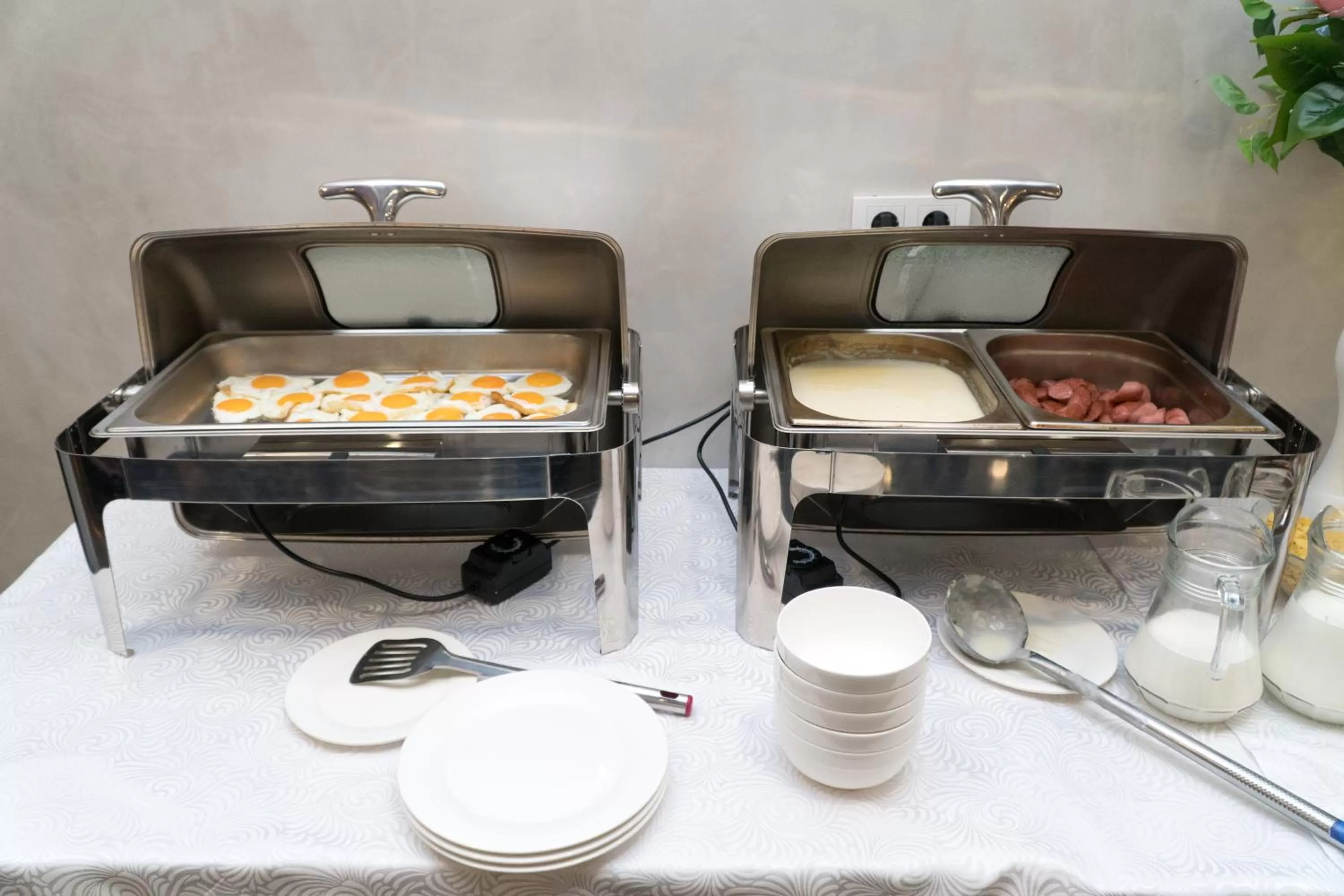 Food and drinks in East Palace Hotel