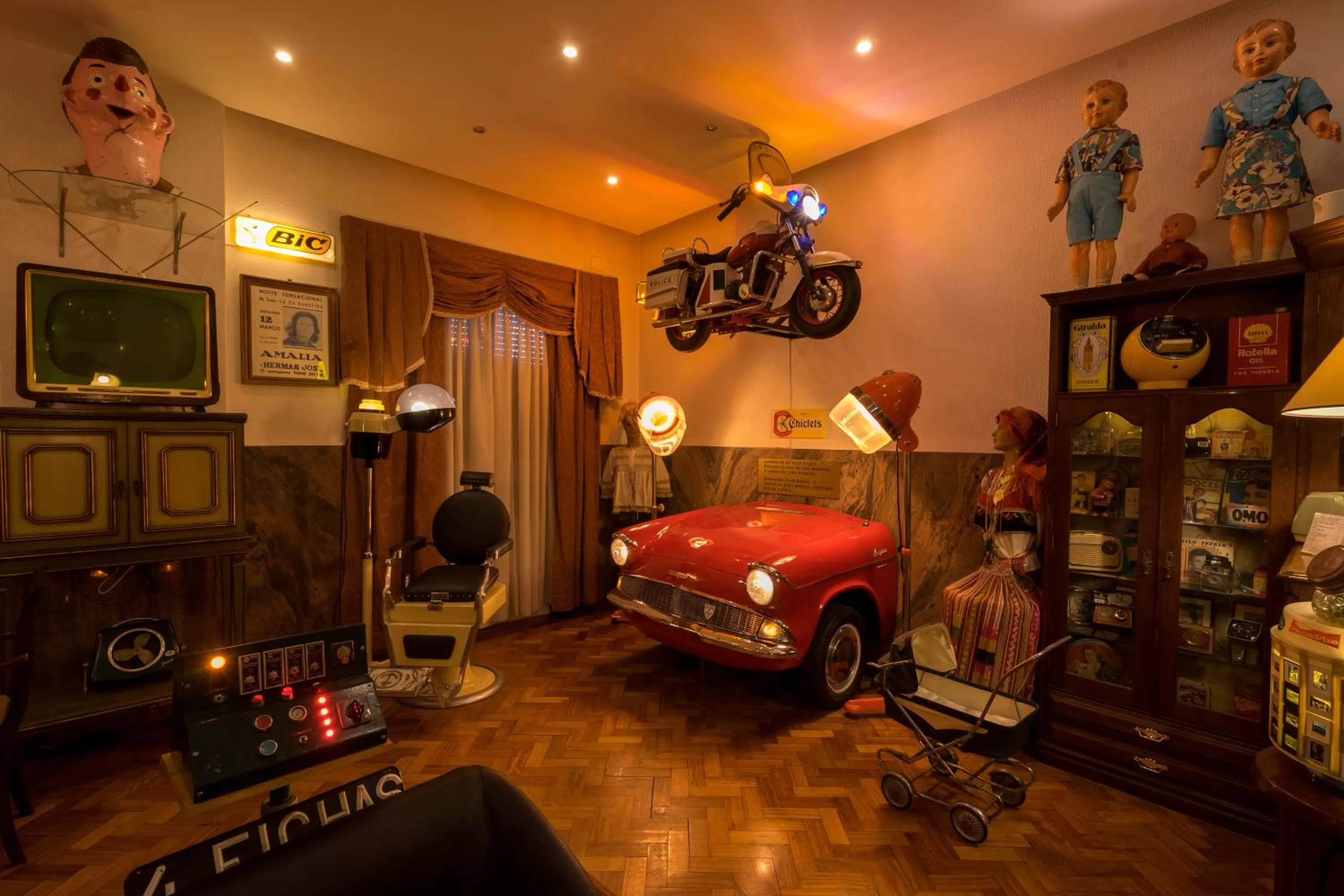 Communal lounge/ TV room, Bed in Pao de Acucar Hotel