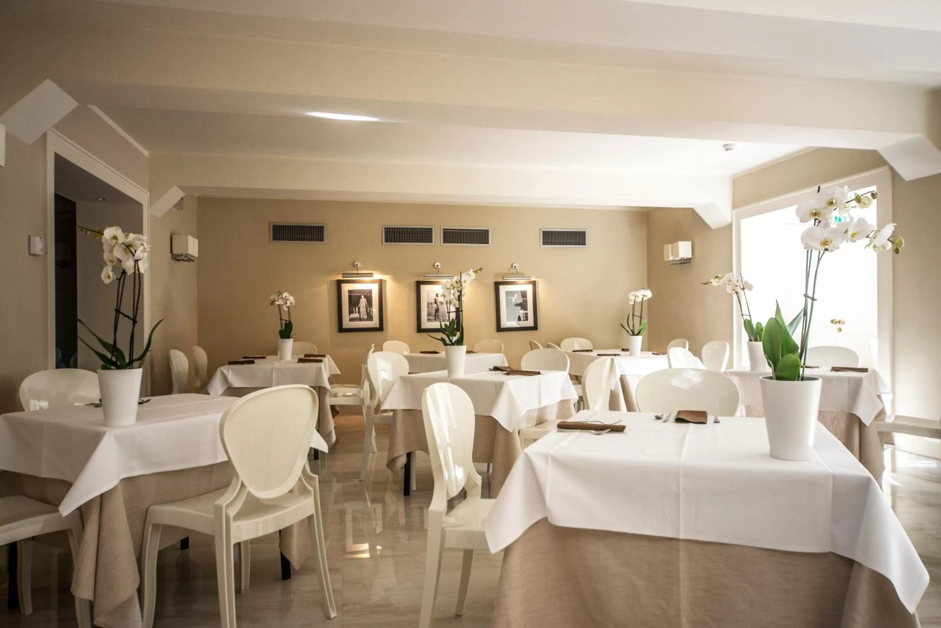 Restaurant/places to eat in Hotel De La Ville