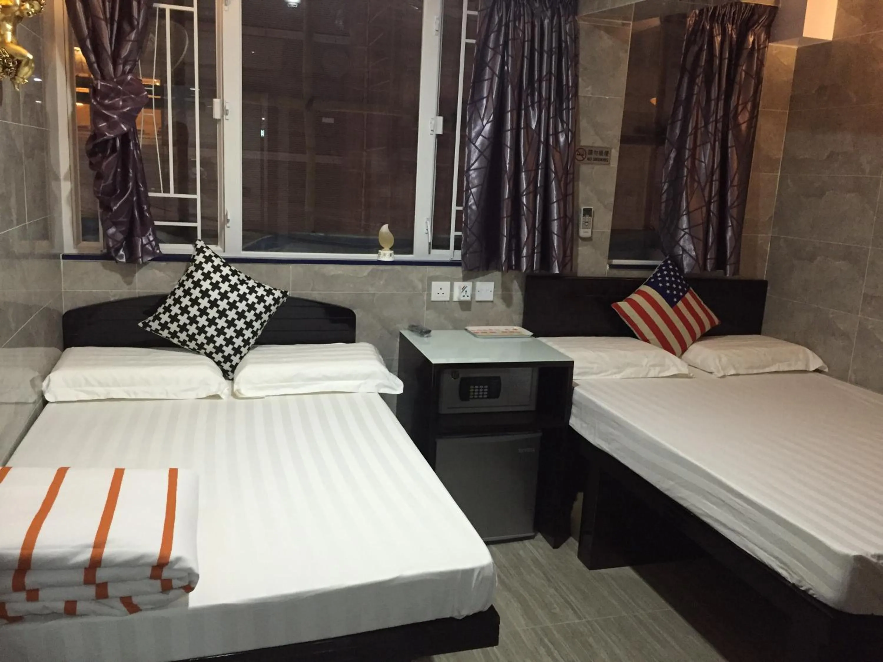 Photo of the whole room, Bed in Modern