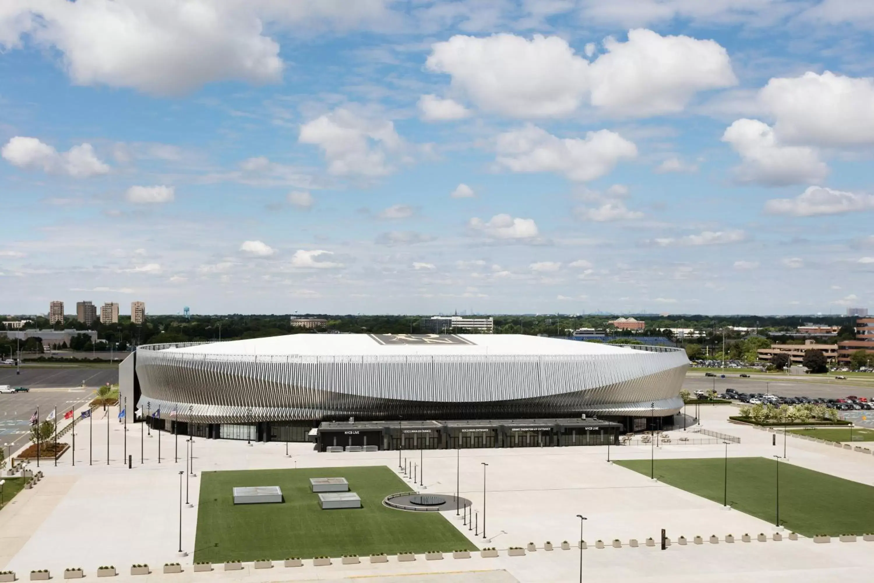 Double Room with Two Double Beds and Adapted Tub - Mobility and Hearing Accessible in Long Island Marriott Hotel Double Room with Two Double Beds and Adapted Tub - Mobility and Hearing Accessible in Long Island Marriott Hotel