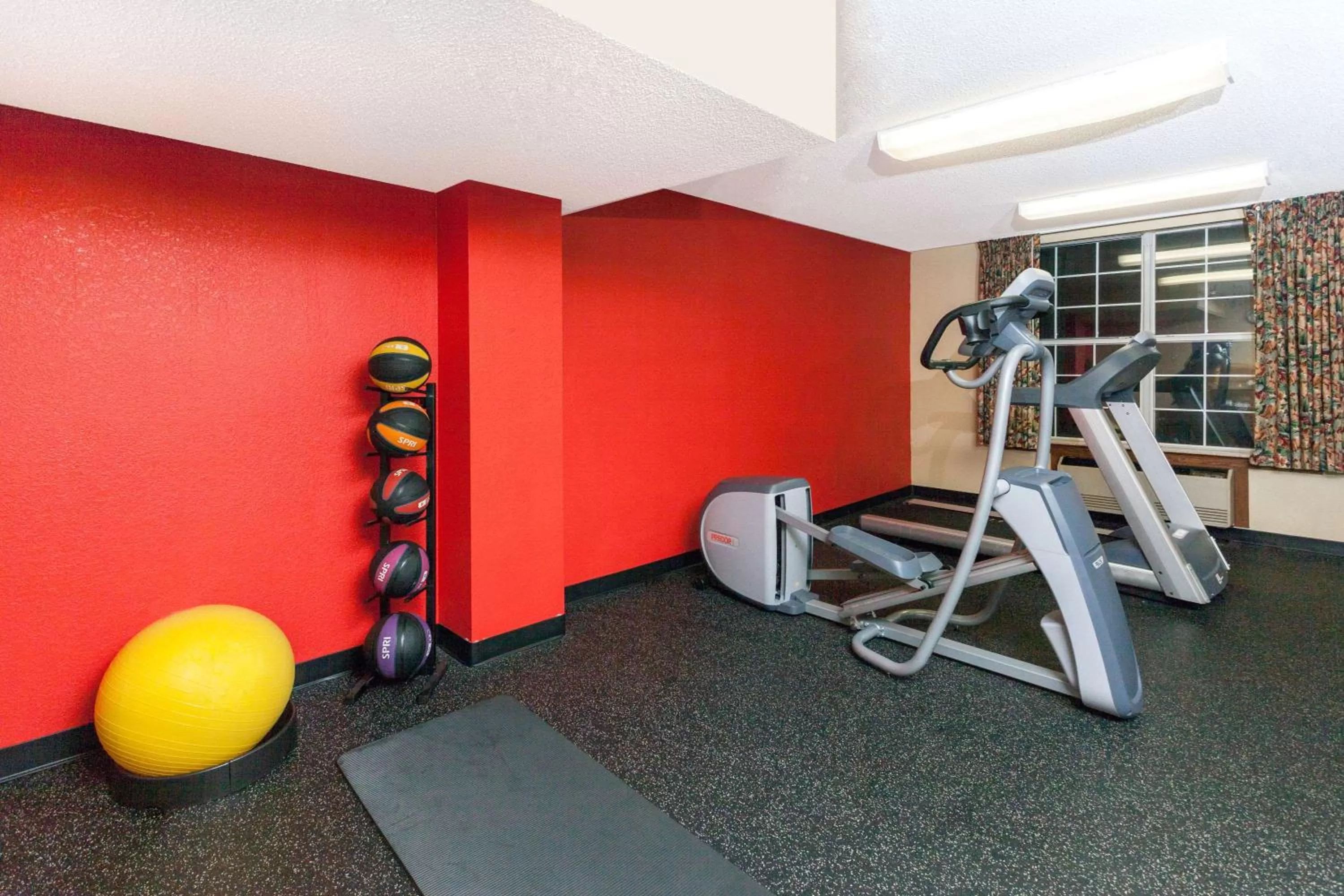 Fitness centre/facilities in Days Inn & Suites by Wyndham Tucker/Northlake
