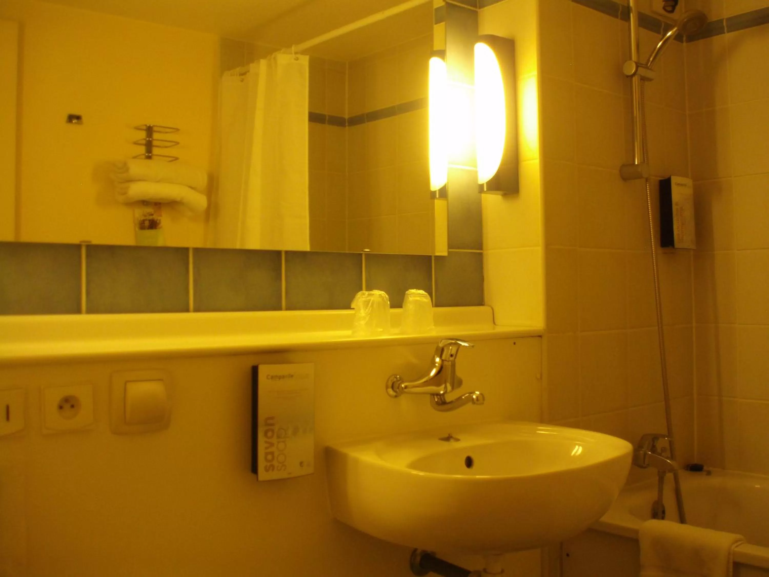 Bathroom in Campanile Moulins Avermes