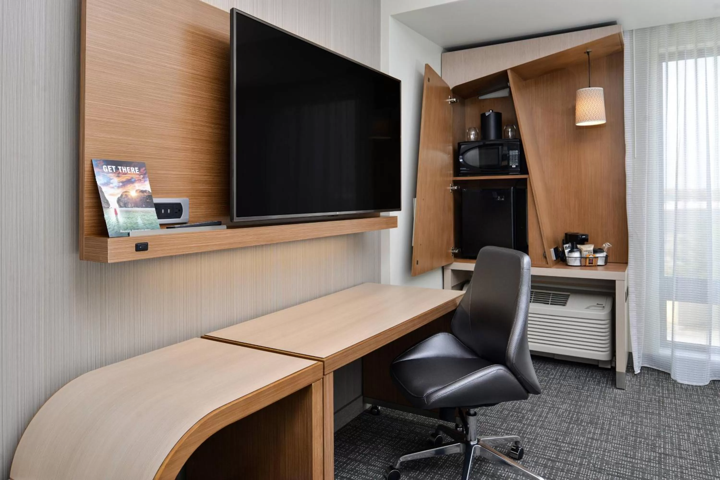 Photo of the whole room in Courtyard Kansas City Olathe