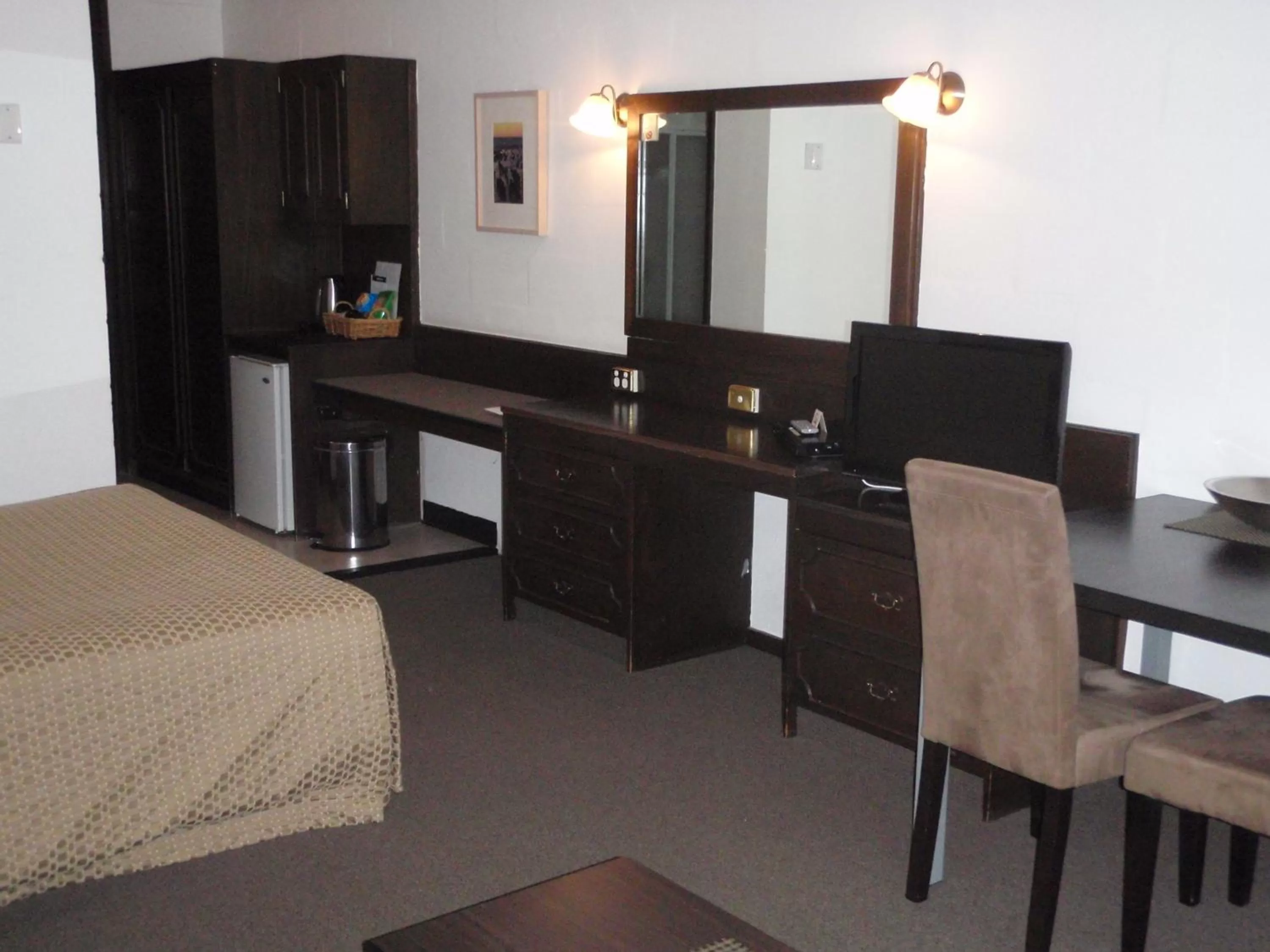 Seating area, Bed in West Coaster Motel