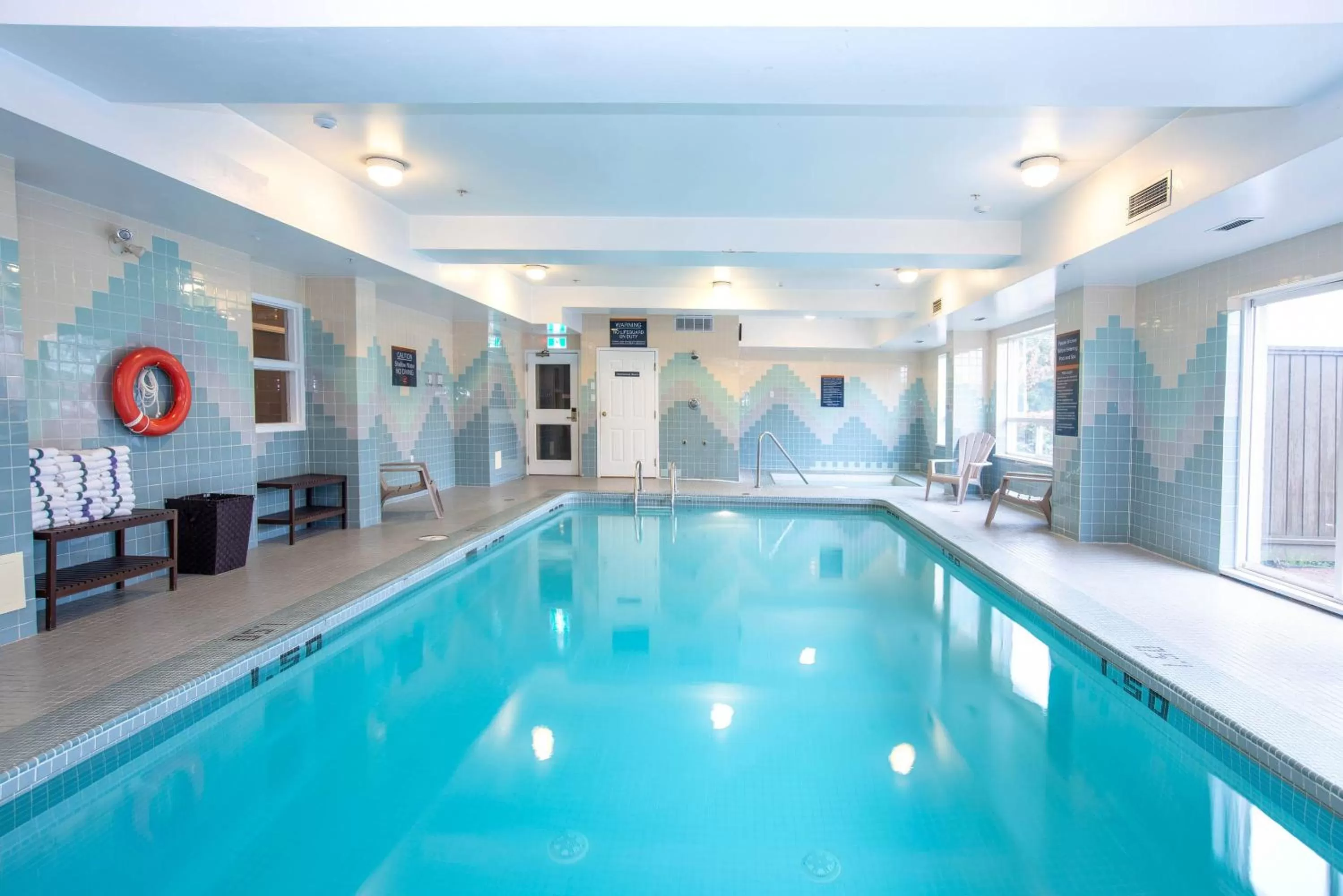 Swimming pool in Sandman Hotel Vancouver Airport