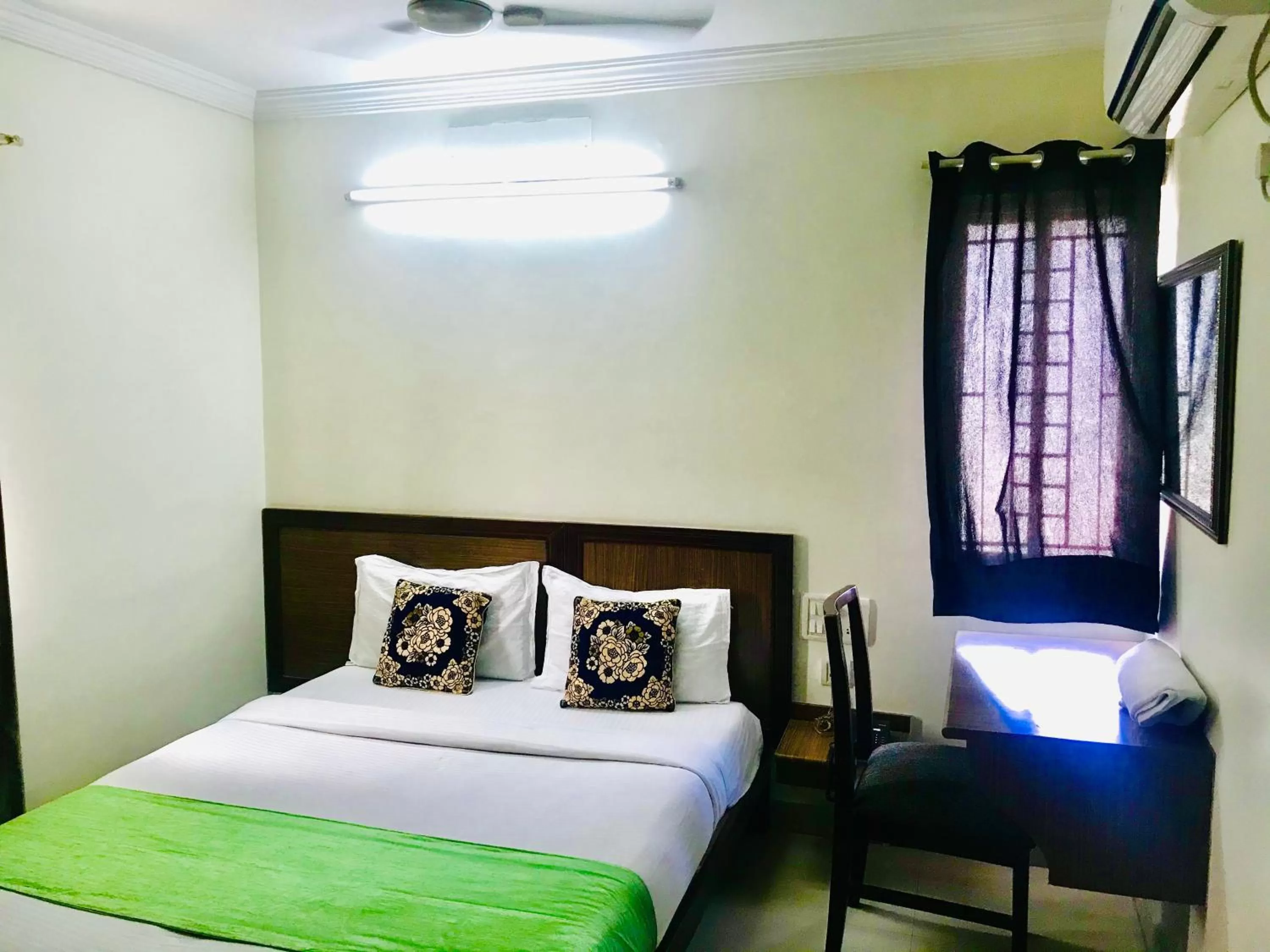 Bed in Hotel Half Moon Chennai