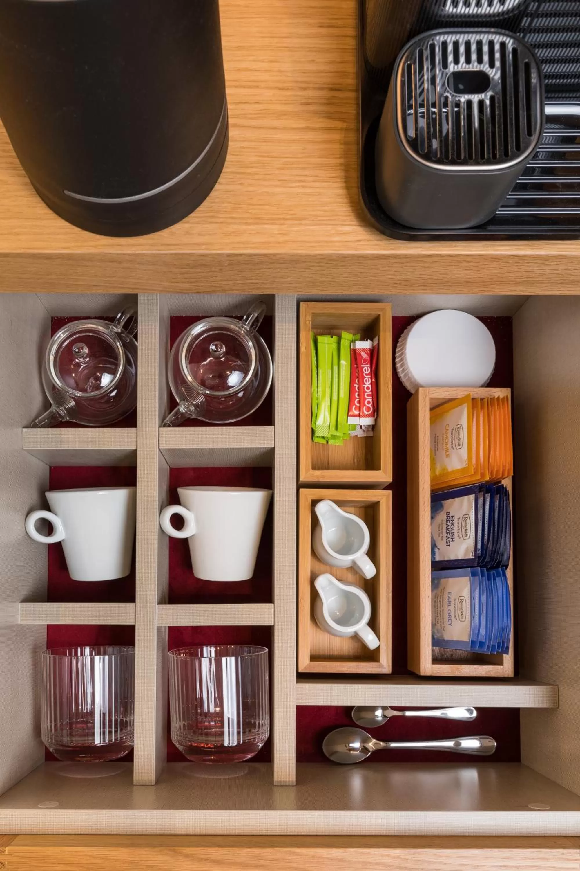 Coffee/tea facilities in Acanthus blue