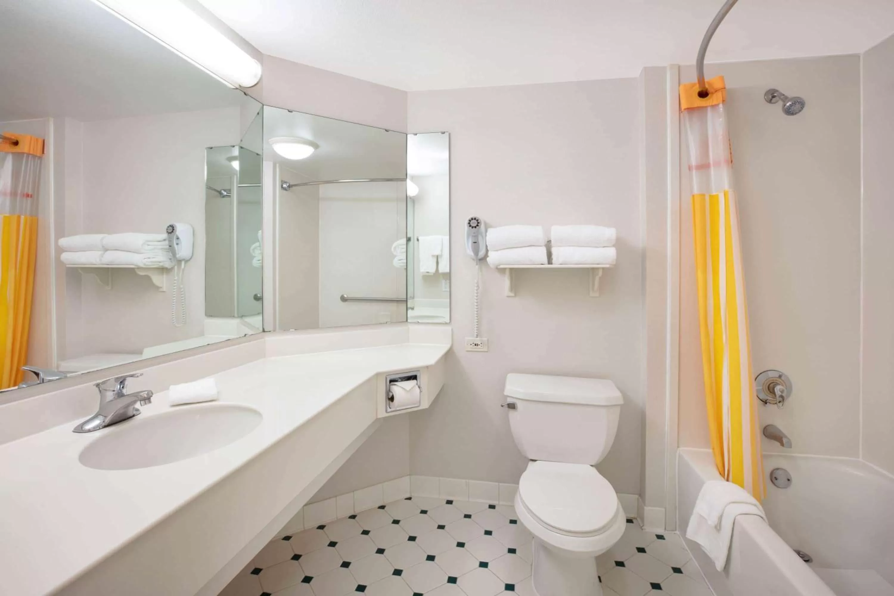 Bathroom in La Quinta Inn and Suites by Wyndham, Ocala