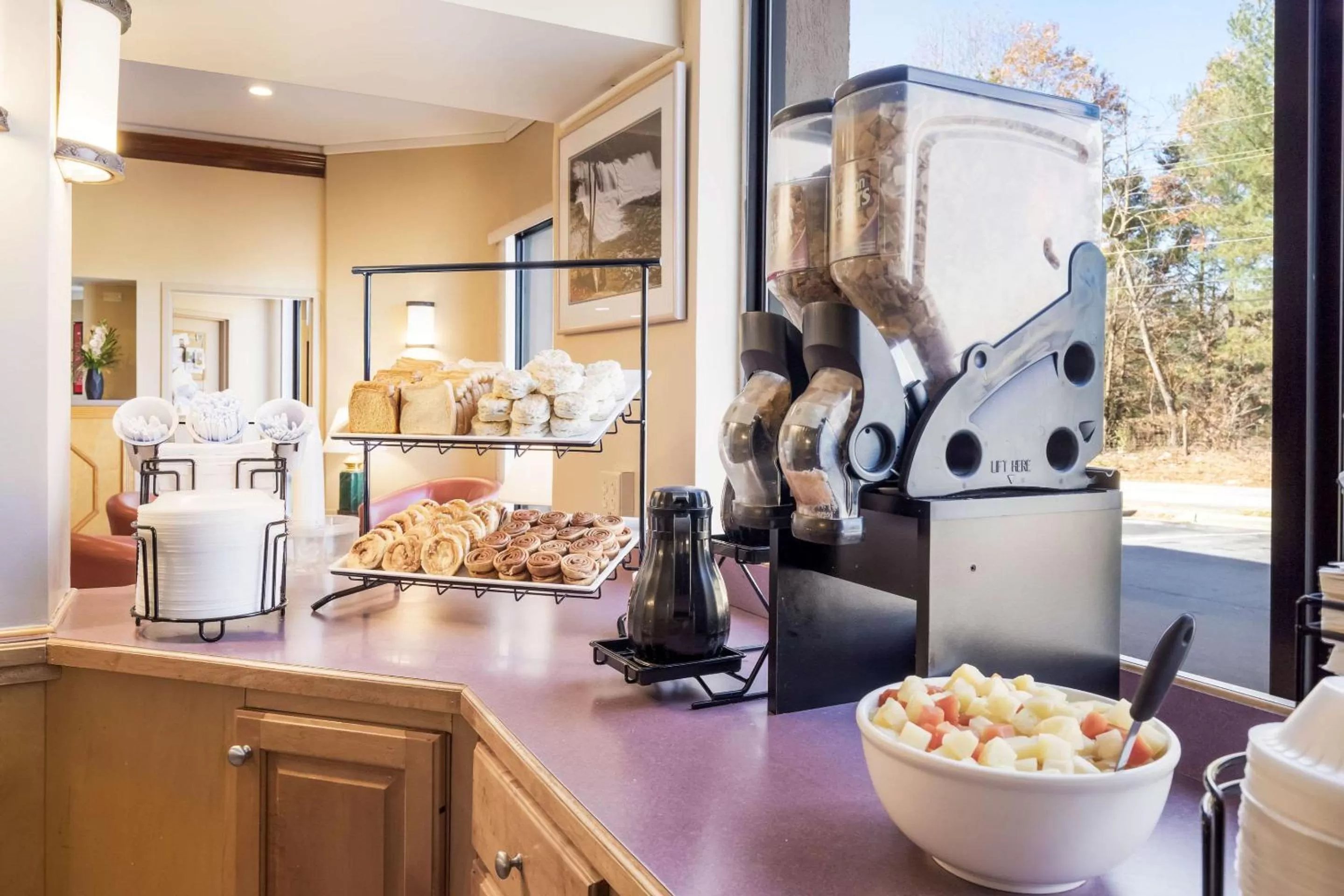 Restaurant/places to eat in Econo Lodge Hendersonville