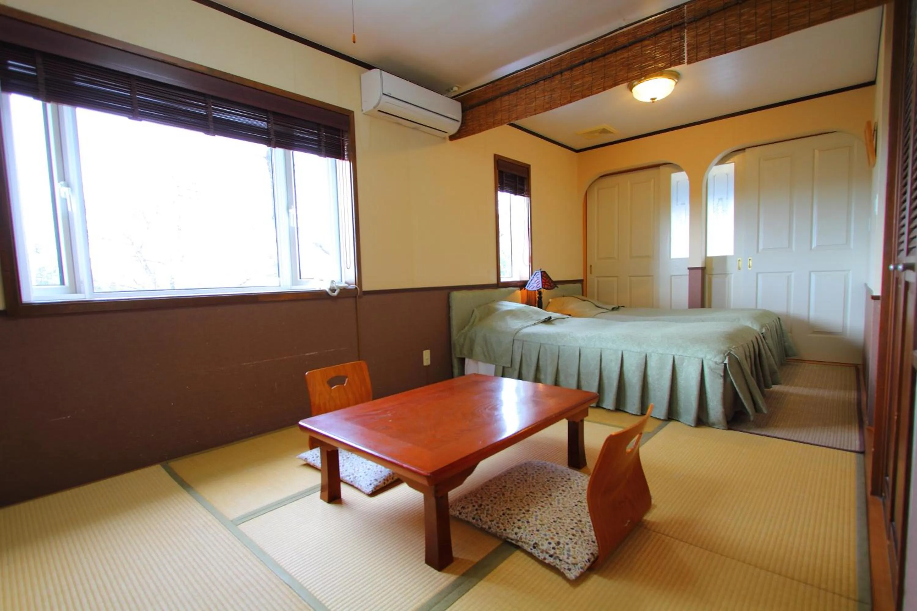 Photo of the whole room, Bed in Scotch Court