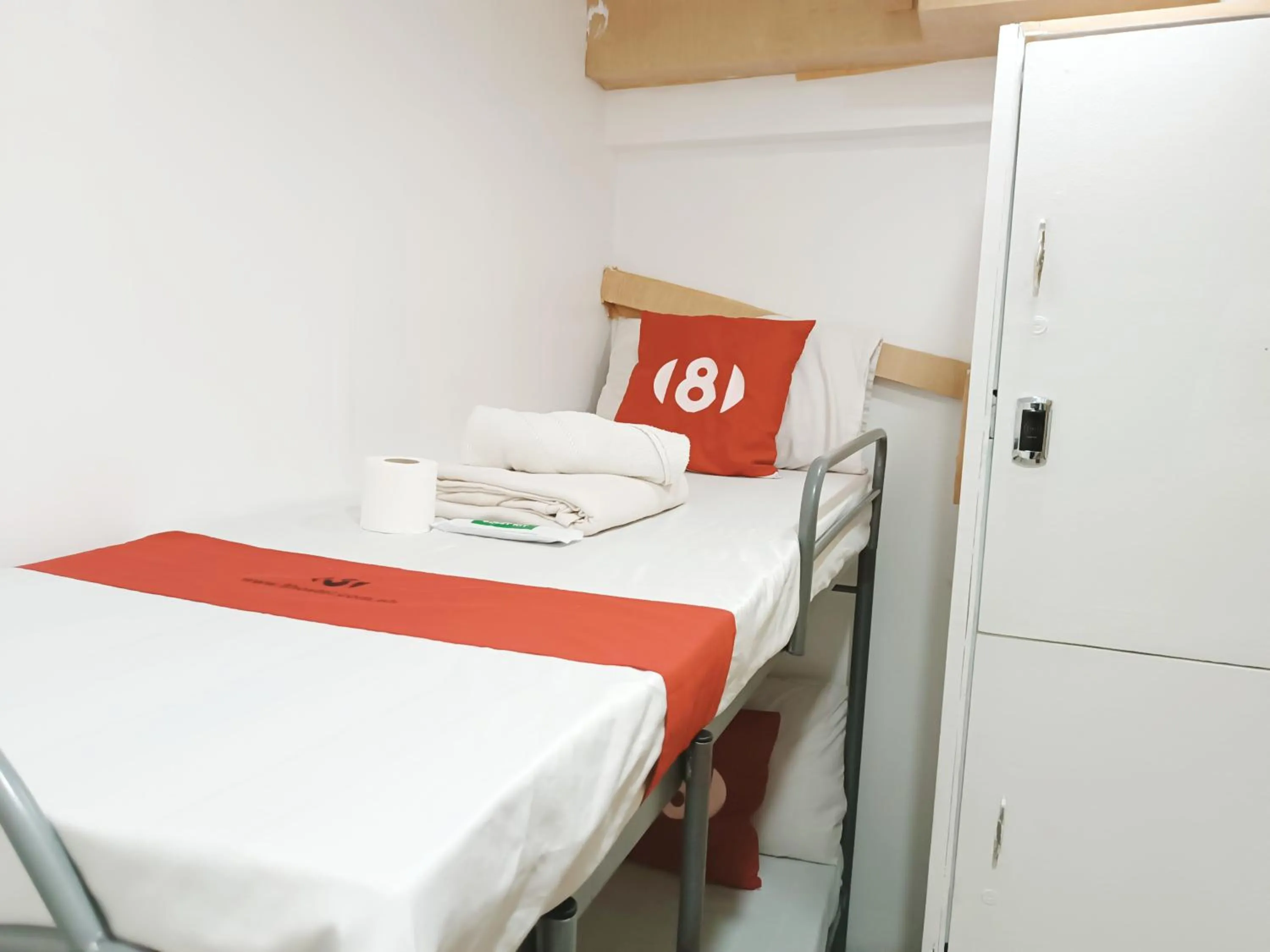 bunk bed, Bed in 8Hostel