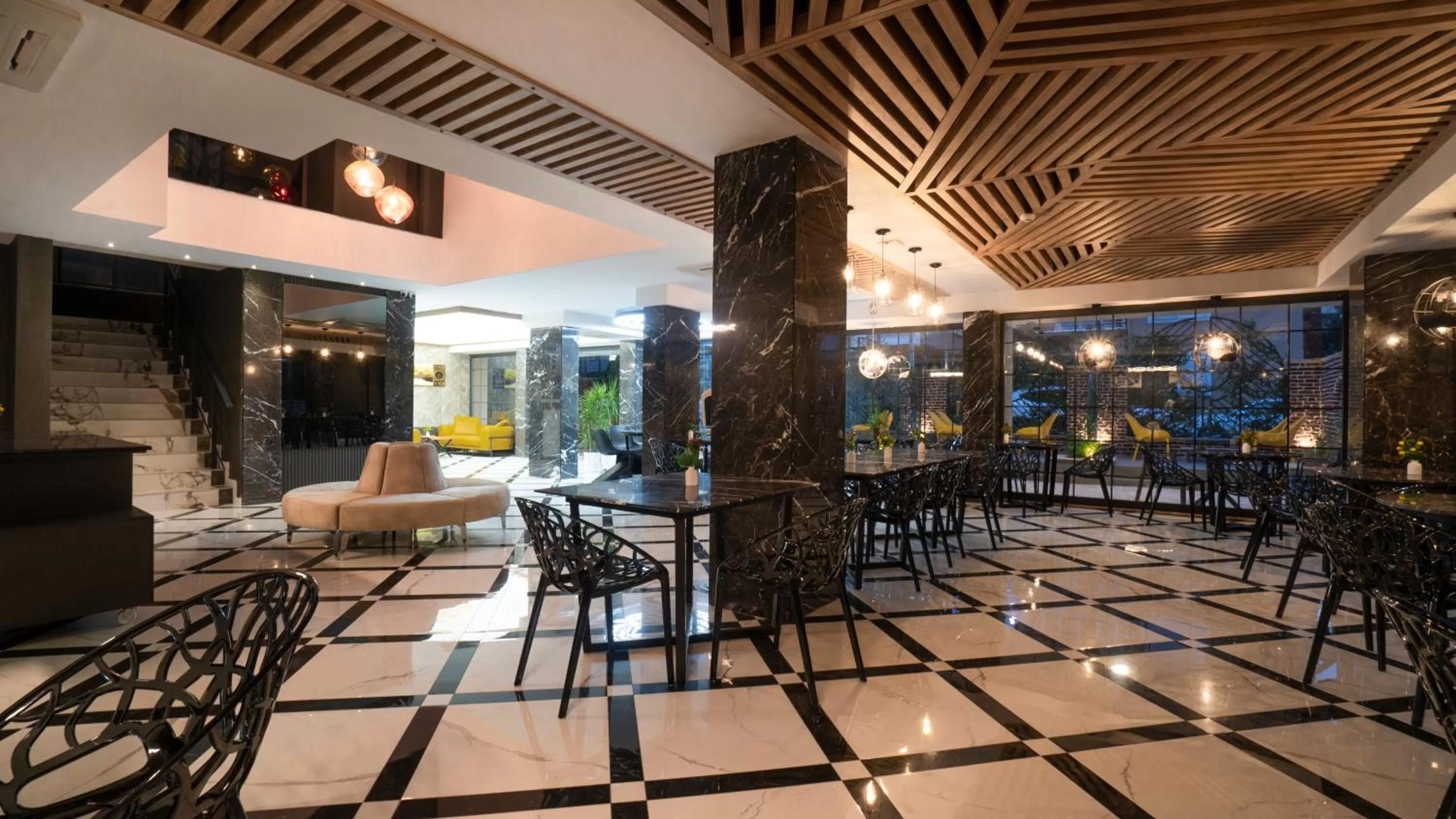 Restaurant/Places to Eat in Estera Hotel Silent