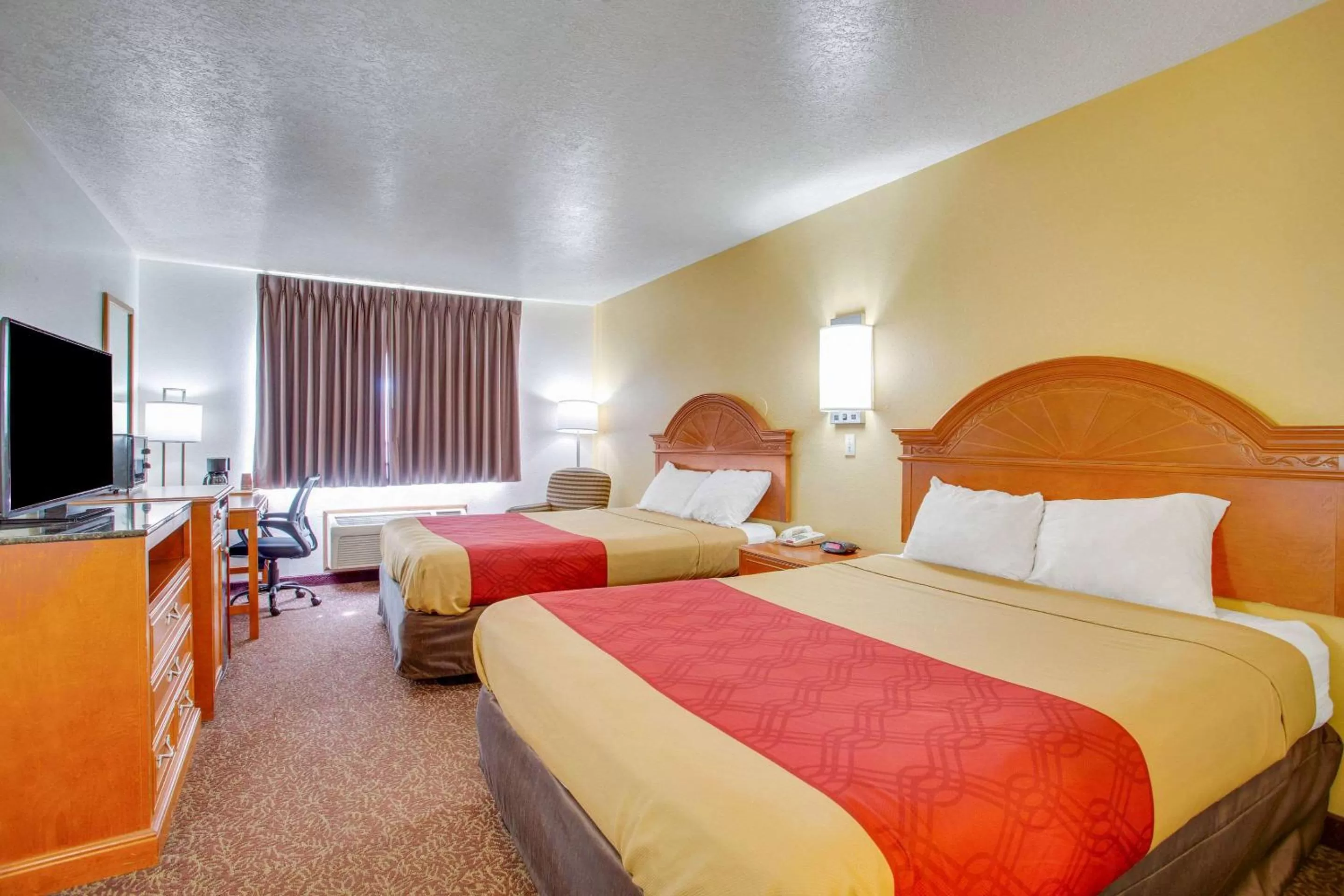 Photo of the whole room, Bed in Econo Lodge Inn & Suites Albuquerque East I-40 Eubank Exit