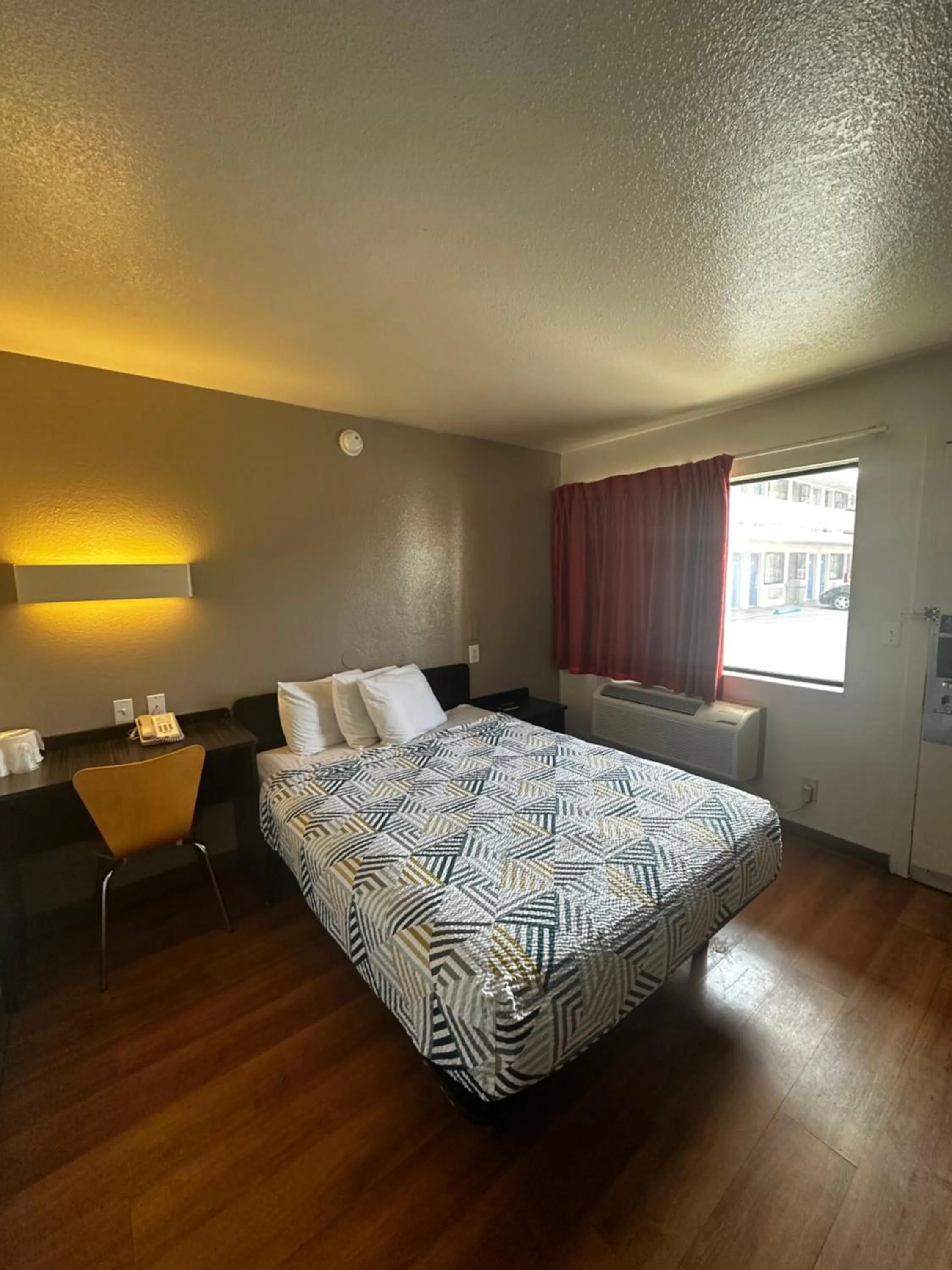 Bed in Motel 6-San Diego, CA - Hotel Circle - Mission Valley