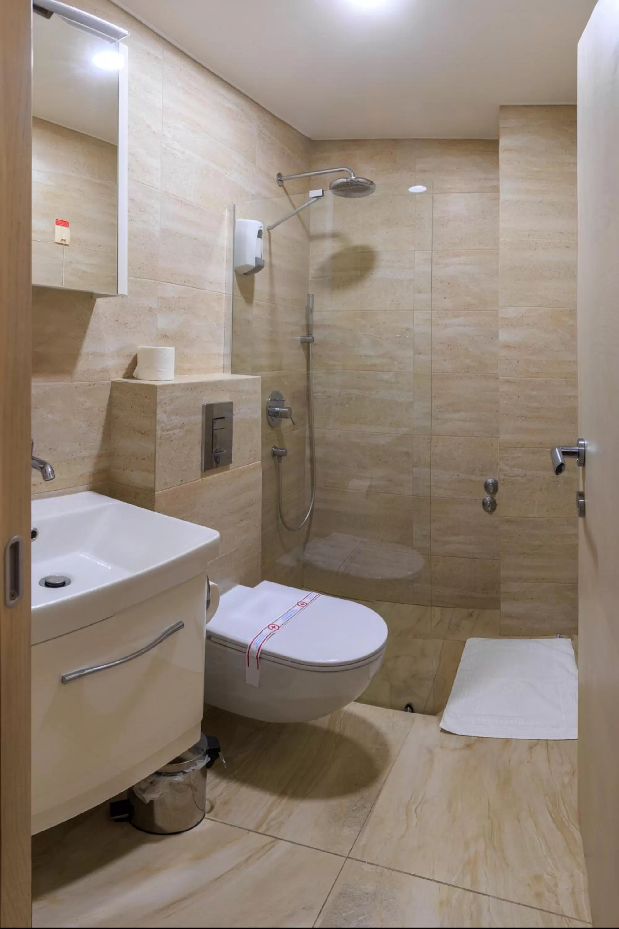 Toilet, Bathroom in Hotel Maksim