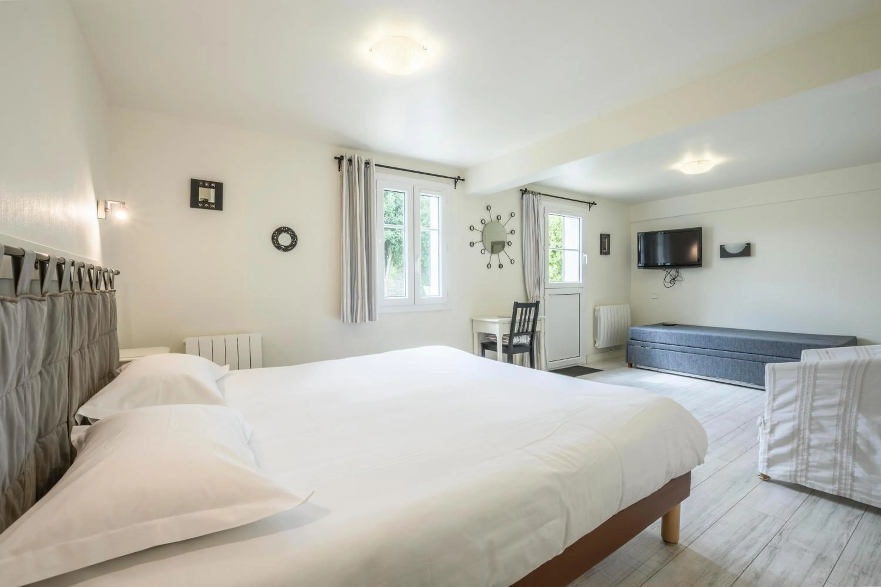 Photo of the whole room, Bed in Hotel Le Clos Fleuri