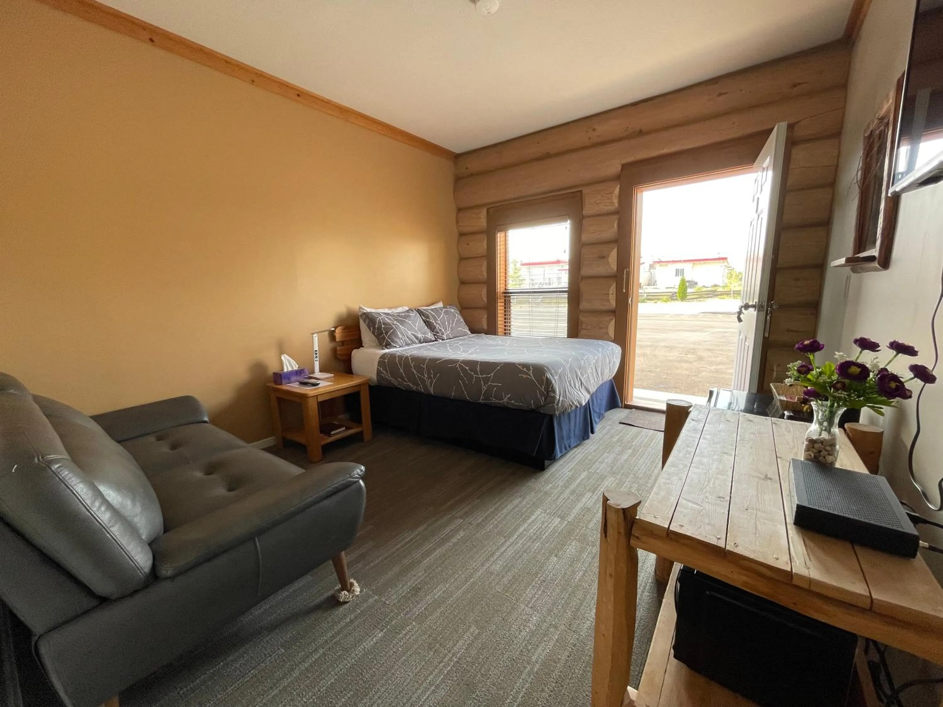 Bedroom, Bed in Bear's Claw Lodge