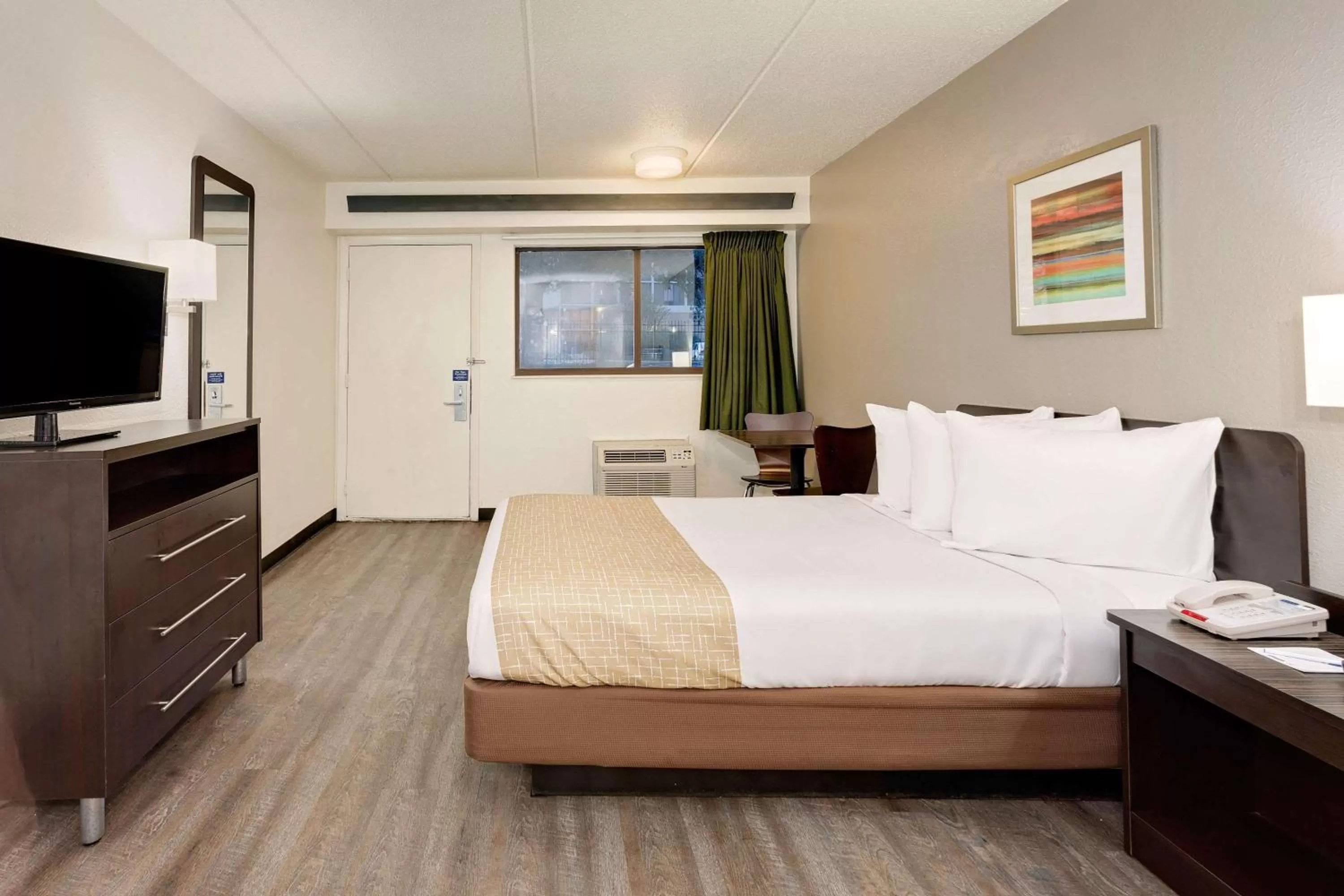 Photo of the whole room, Bed in Travelodge by Wyndham College Park