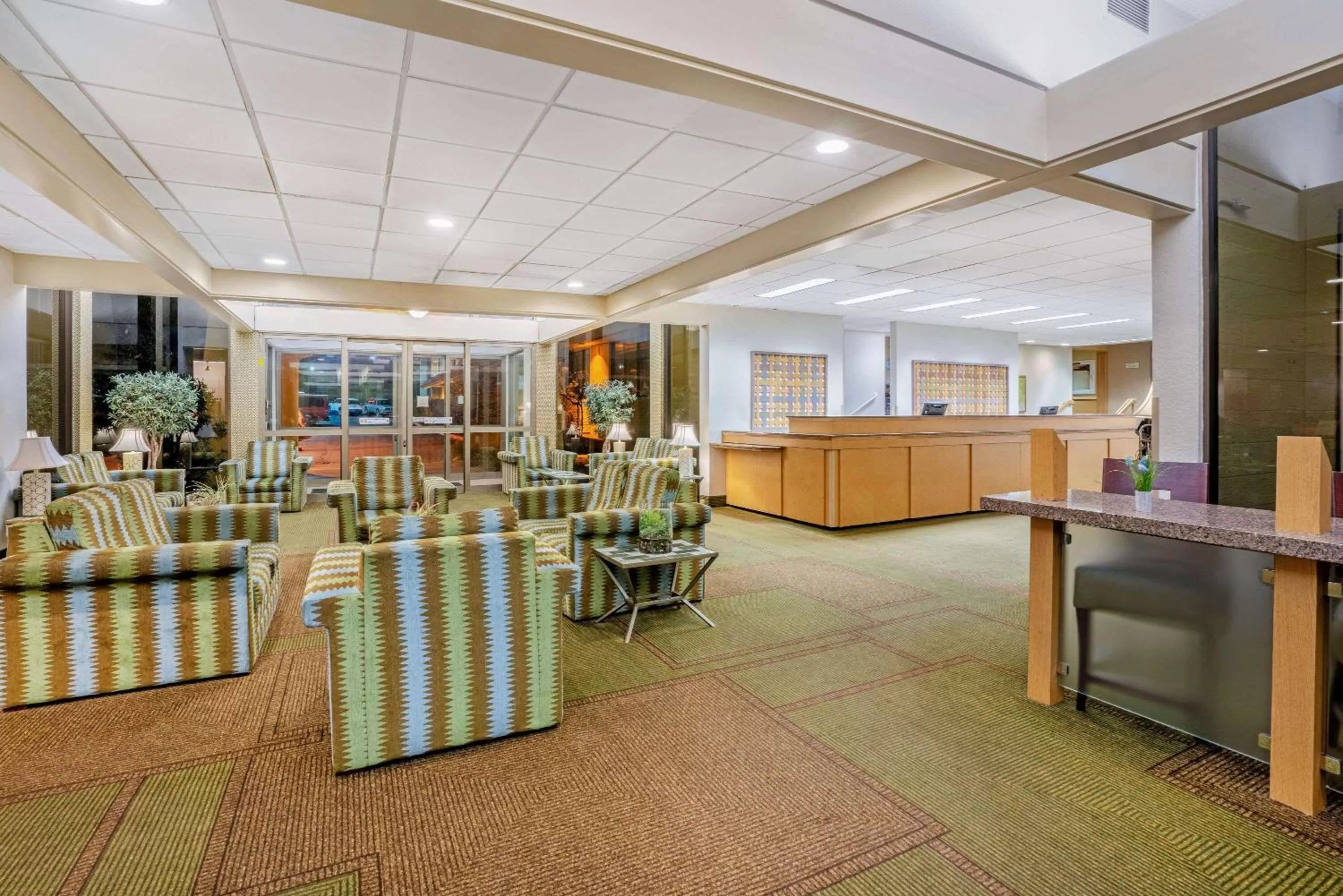 Lobby or reception in La Quinta by Wyndham Seattle Sea-Tac Airport