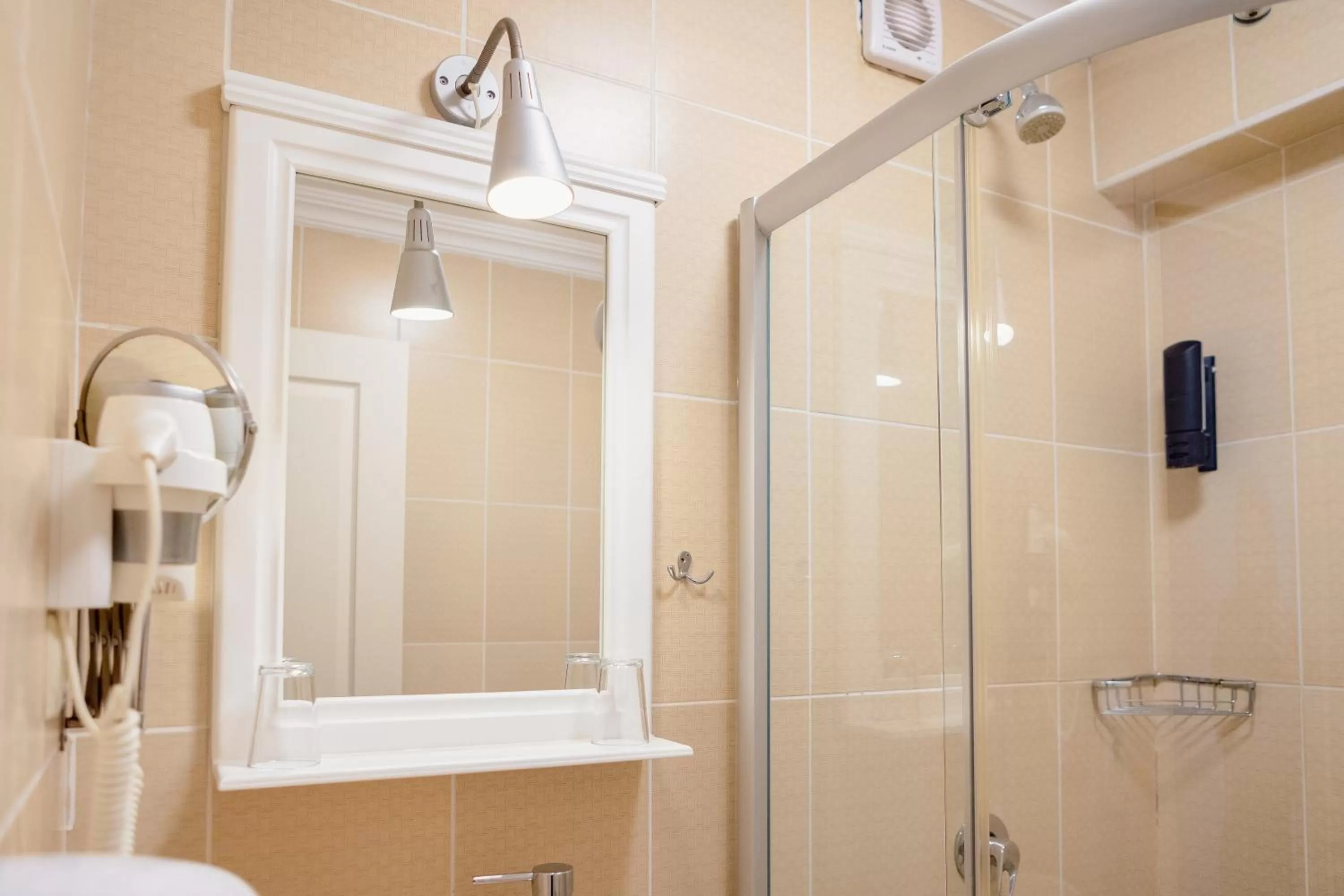 Shower in Agora Guesthouse