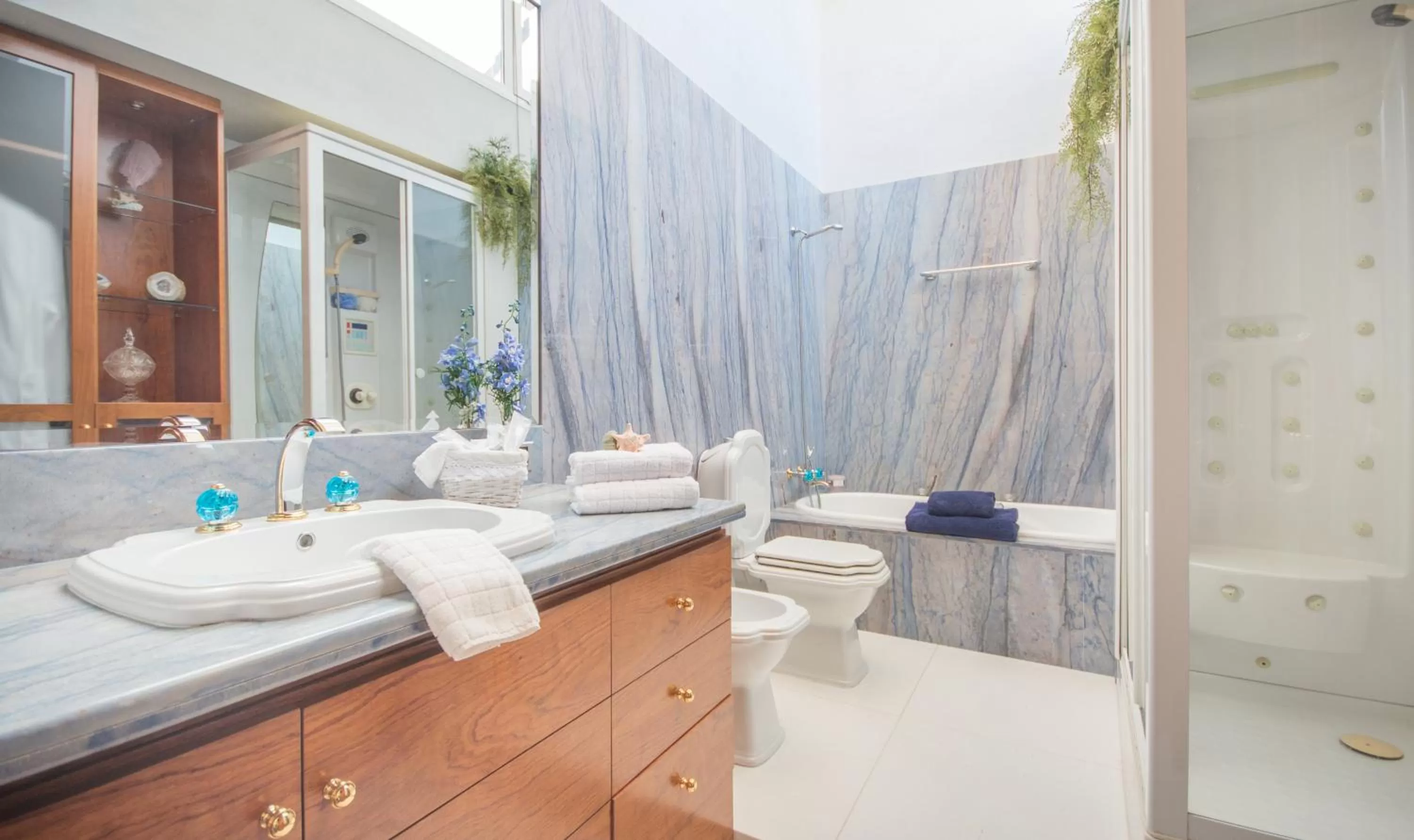 Hot Tub in Hotel Boutique Edelweiss La Garriga