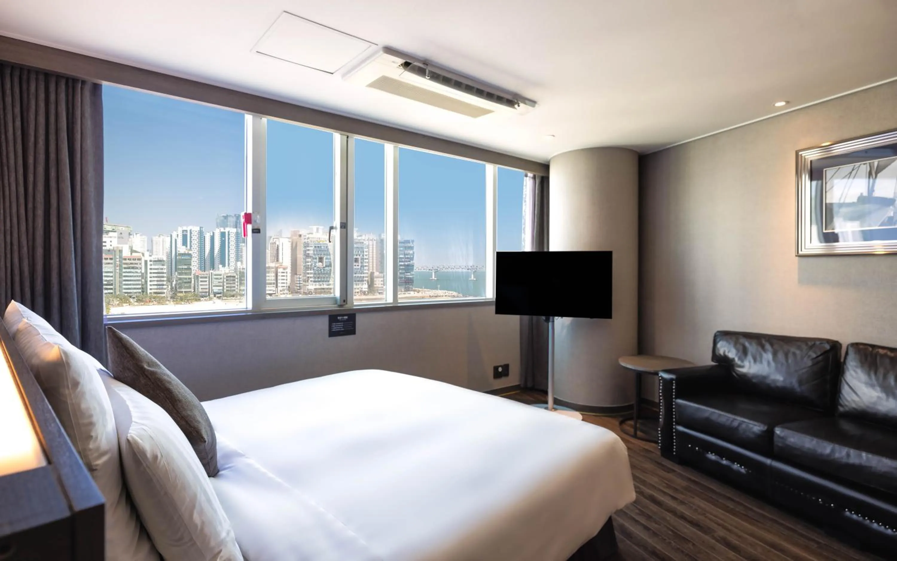 Photo of the whole room, Bed in Kent Hotel Gwangalli by Kensington