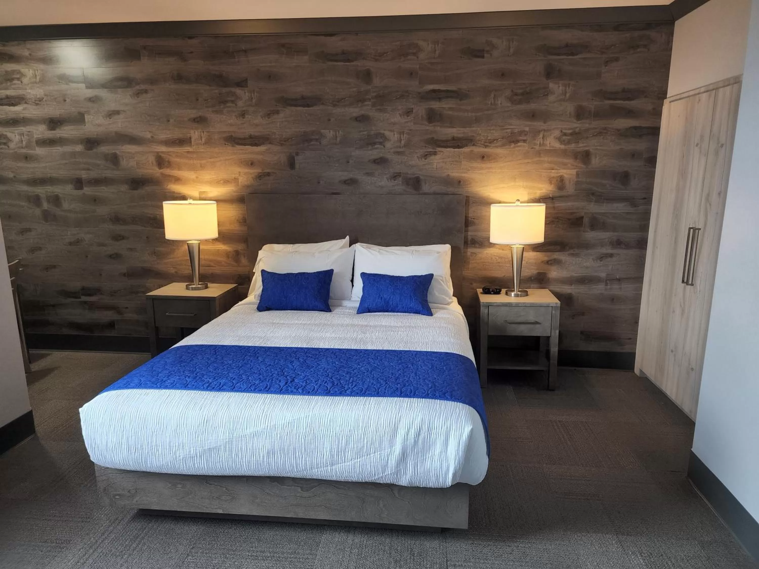 One-Bedroom Suite in Razoolies Inn