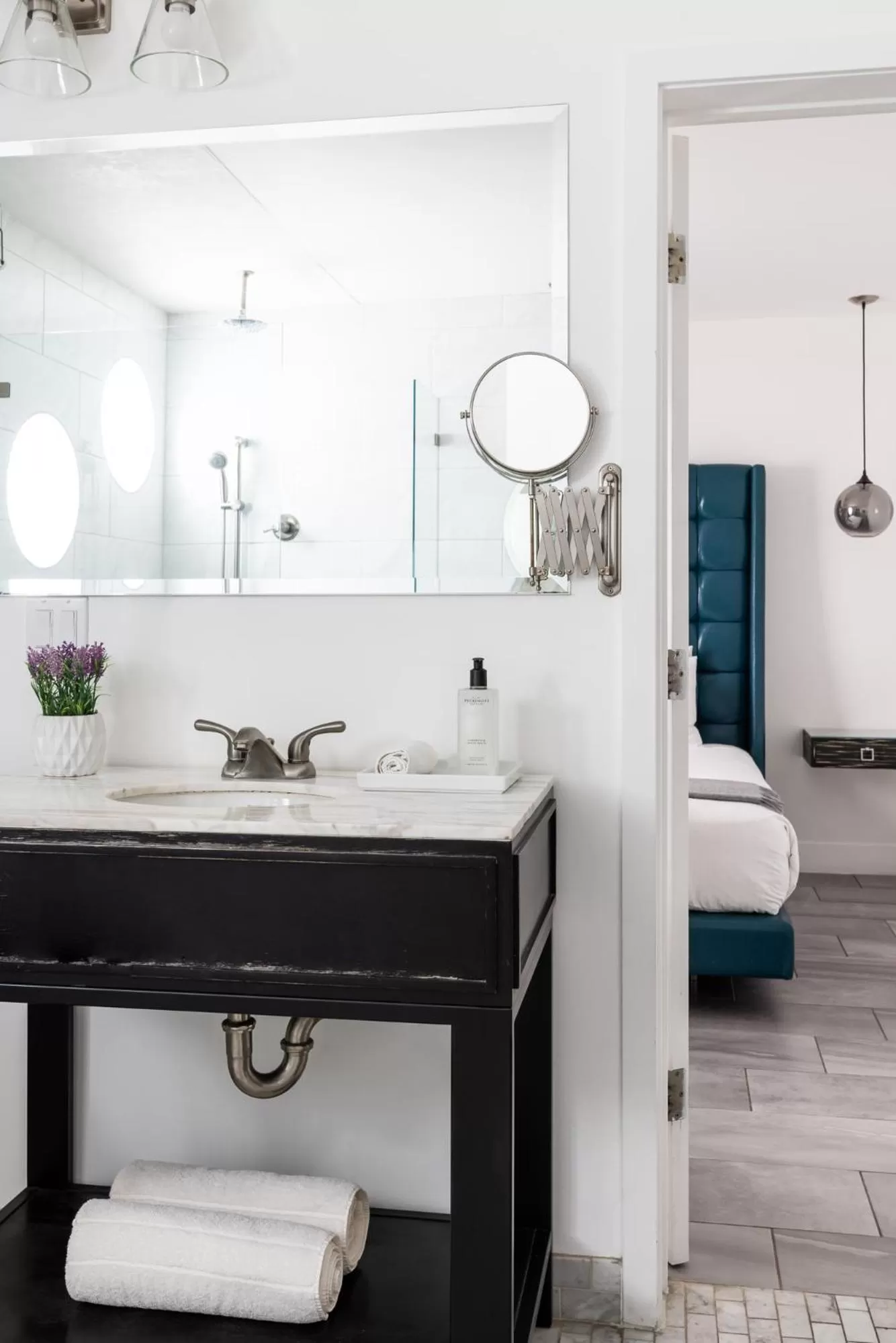 Bathroom, Bed in The Palm Springs Hotel