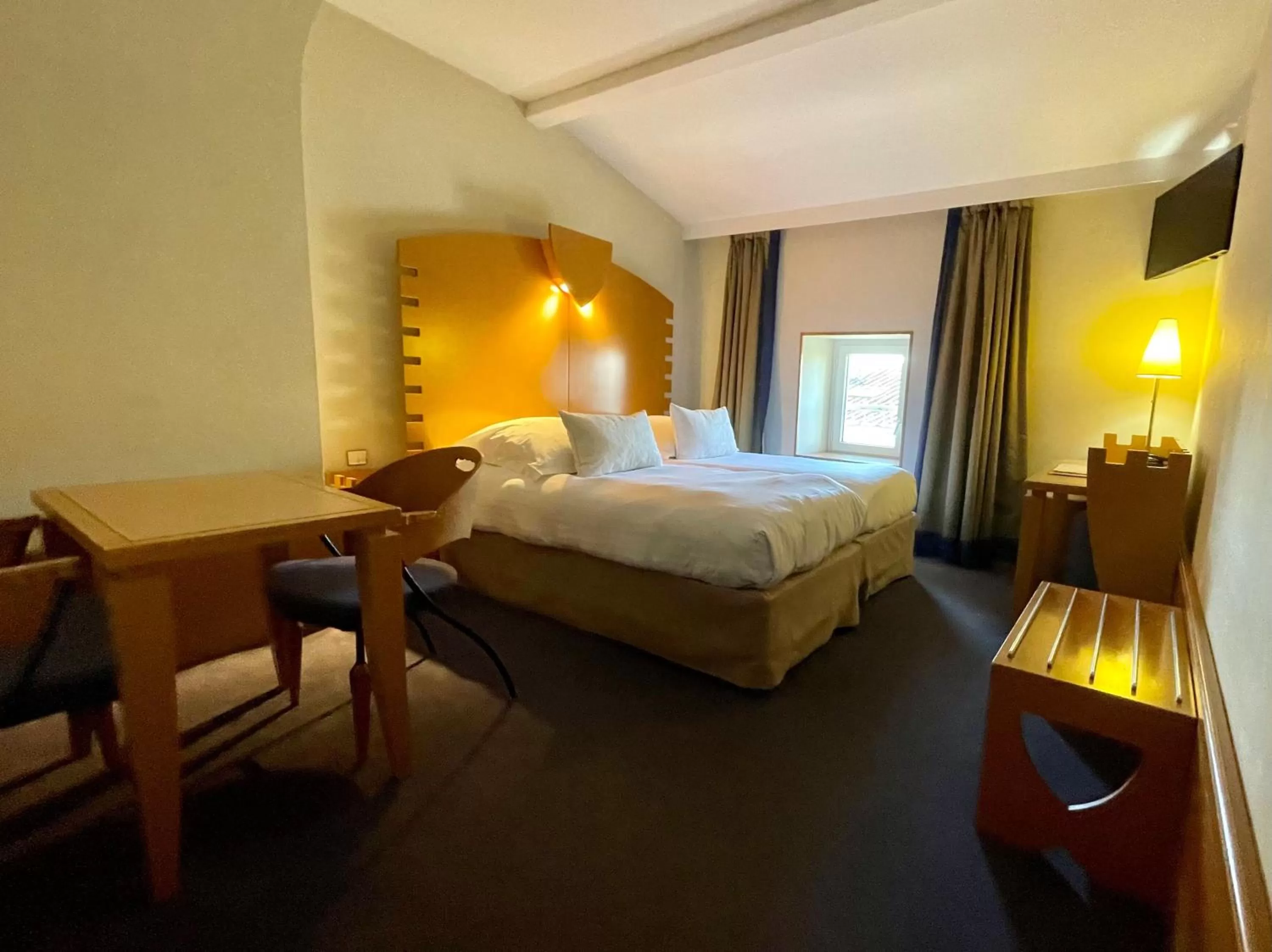 Bedroom, Bed in Hôtel Au Logis des Remparts