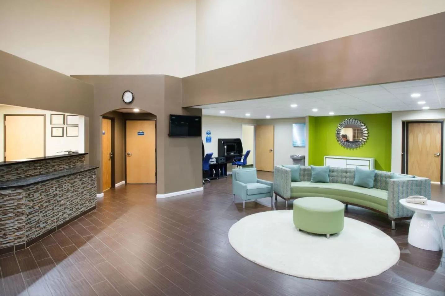 Lobby or reception in Days Inn & Suites by Wyndham Cherry Hill - Philadelphia