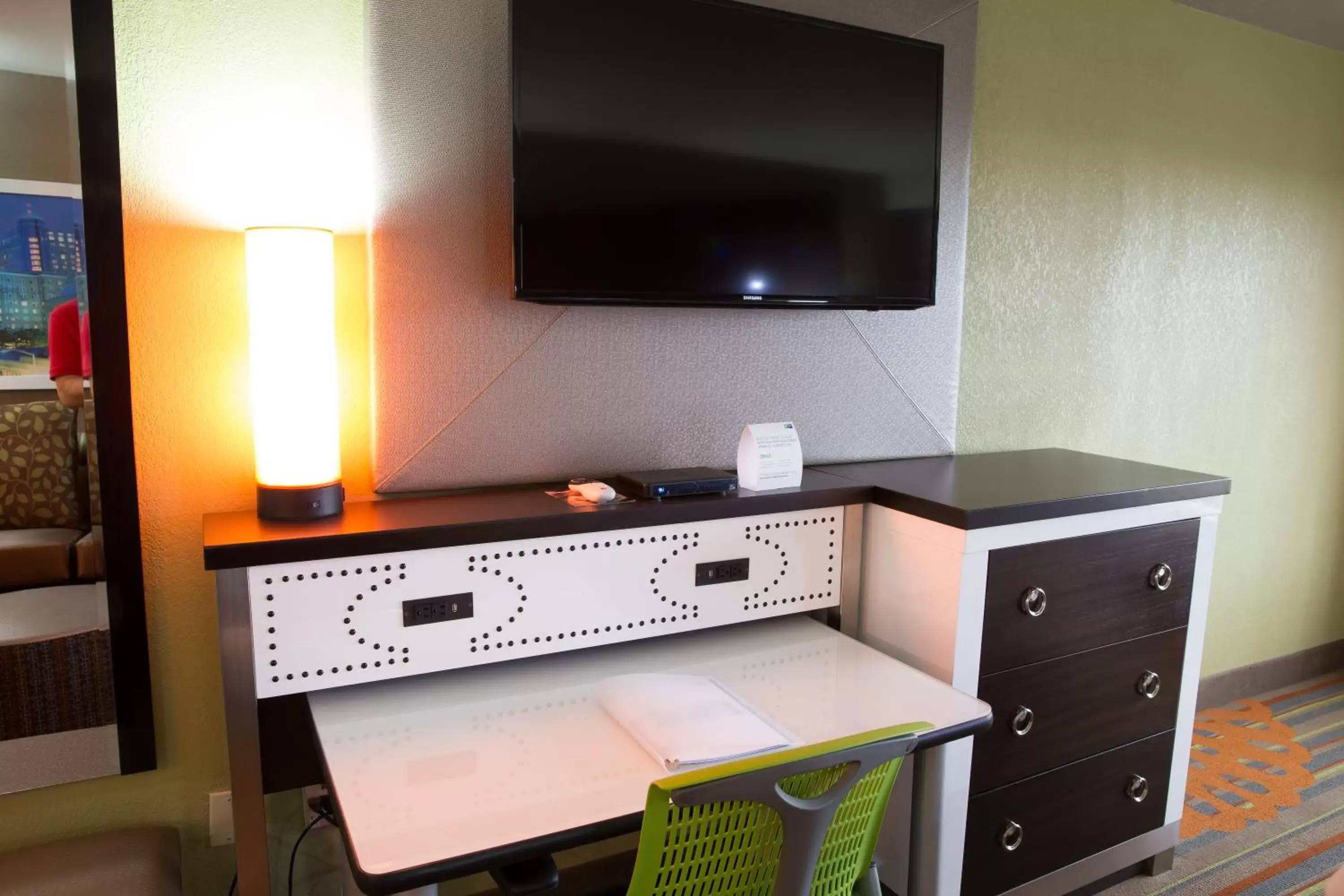 King Room - Hearing Accessible in Holiday Inn Express Atlanta NW - Galleria Area, an IHG Hotel King Room - Hearing Accessible in Holiday Inn Express Atlanta NW - Galleria Area, an IHG Hotel