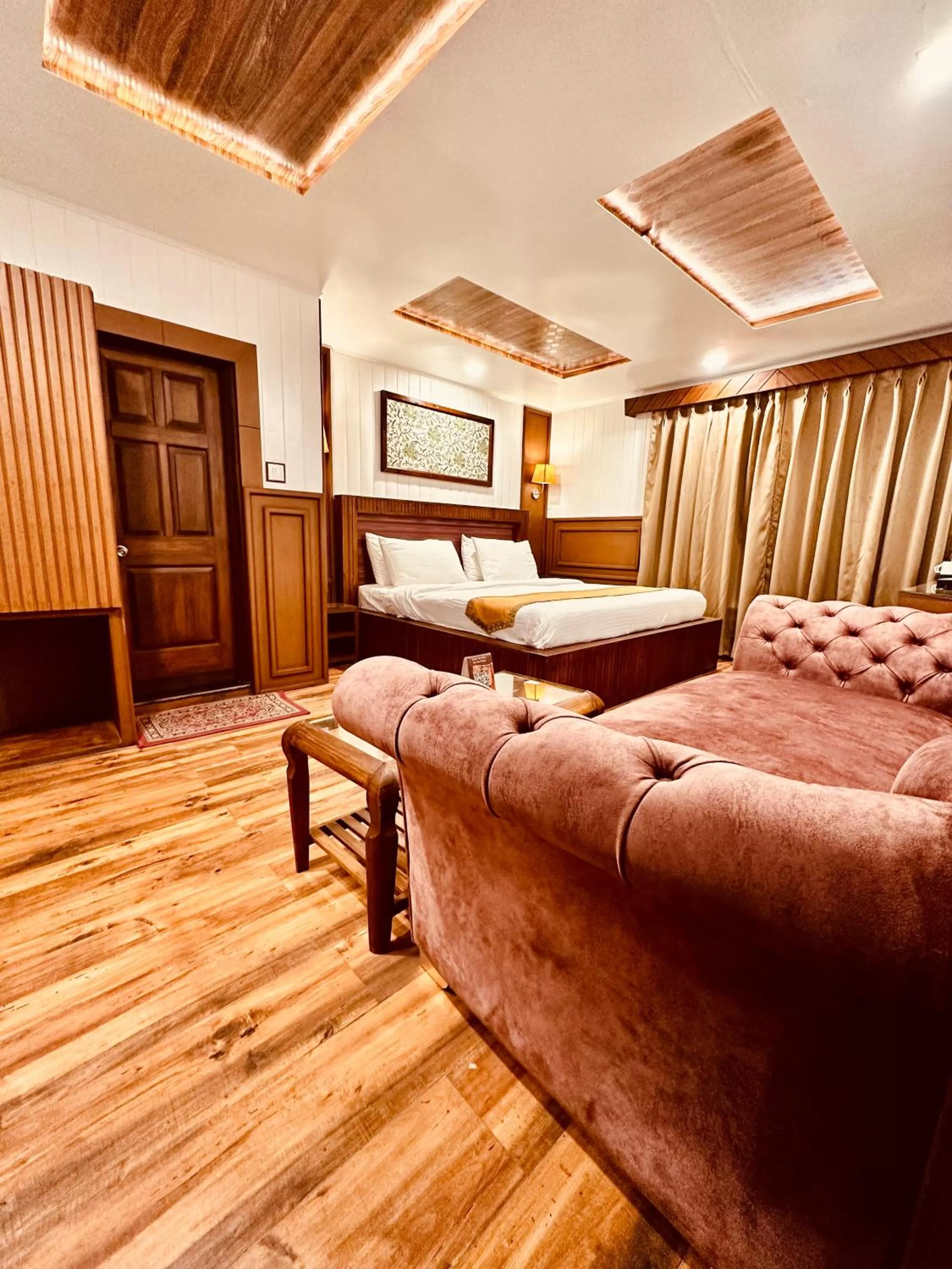 Bedroom, Bed in Walisons Hotel